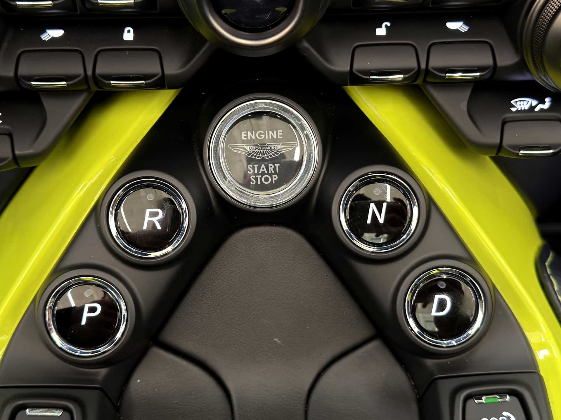 ASTON MARTIN V8 Vantage 4.0 Roadster-image-22