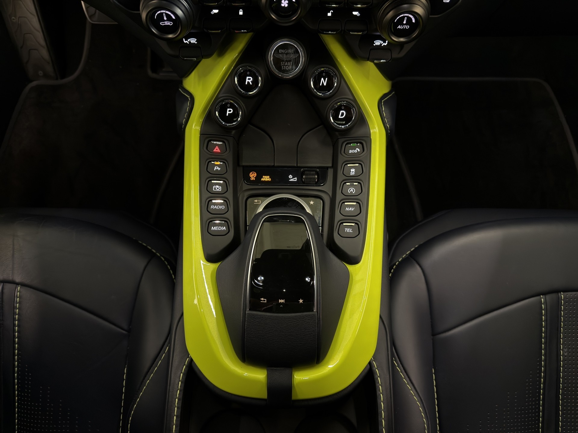 ASTON MARTIN V8 Vantage 4.0 Roadster-image-18