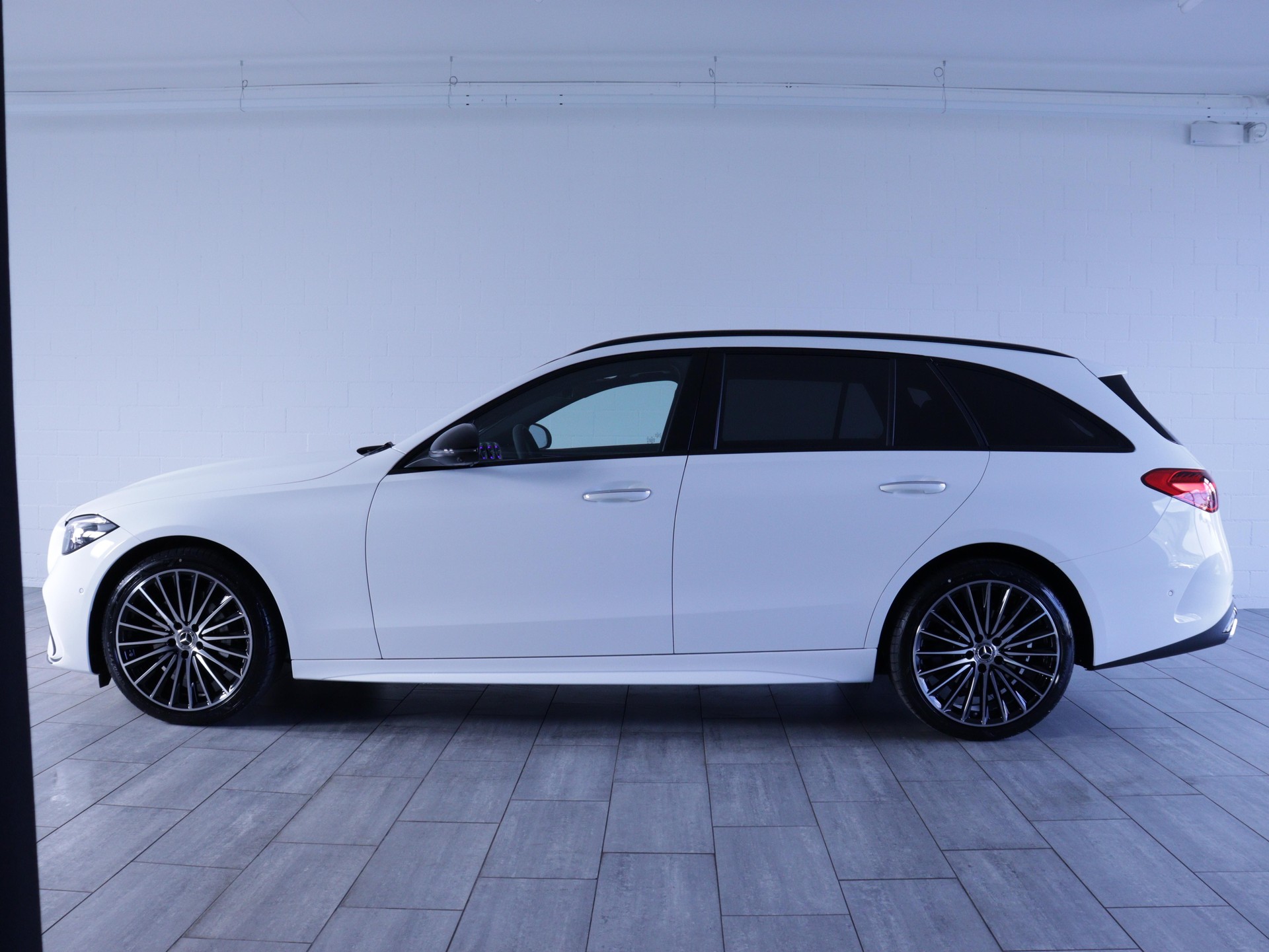 MERCEDES-BENZ C 220 d Swiss Star AMG Line 4matic Kombi-image-2