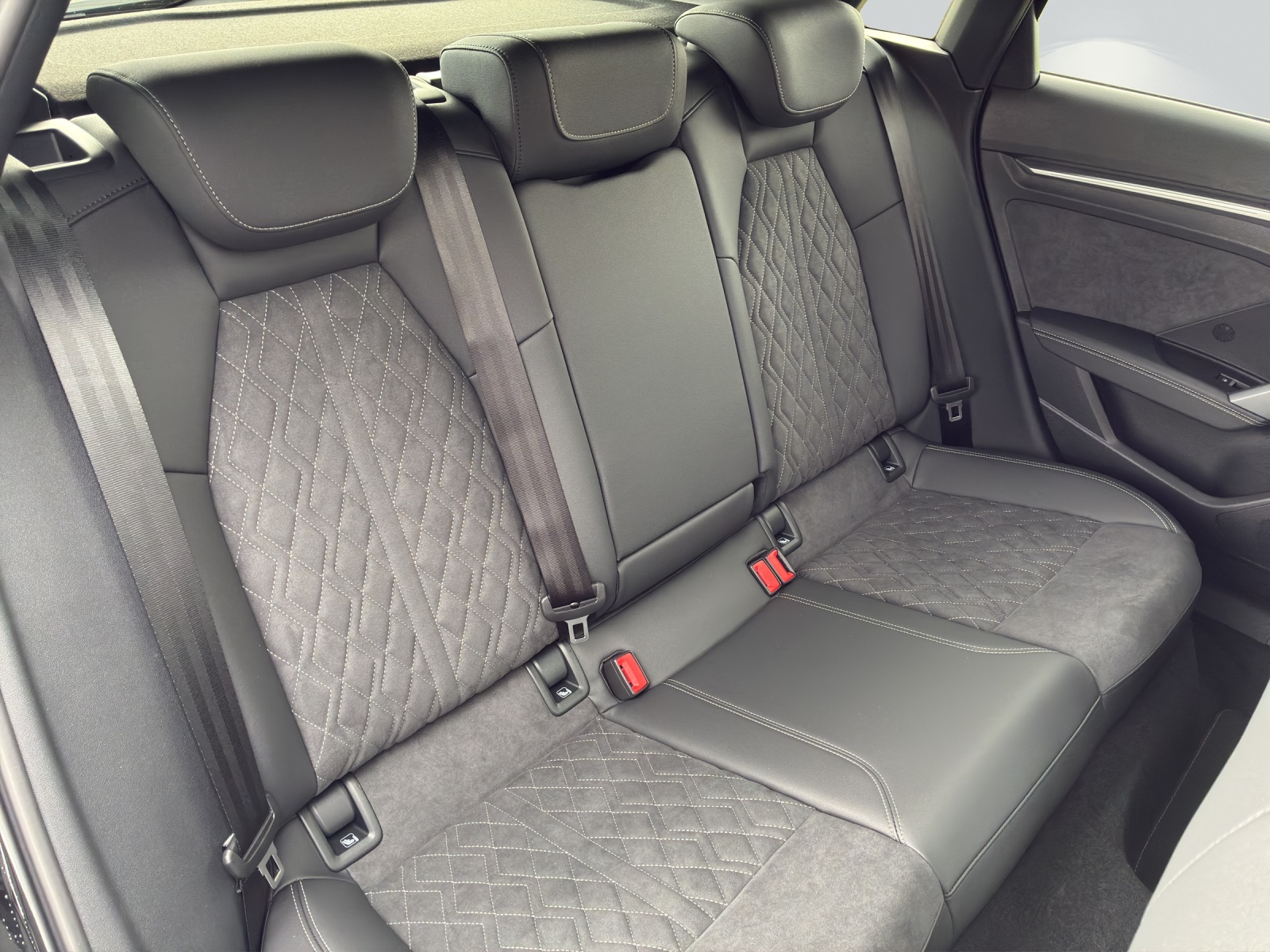 AUDI A3 Sportback TFSI 150 kW quattro S line S tronic-image-8