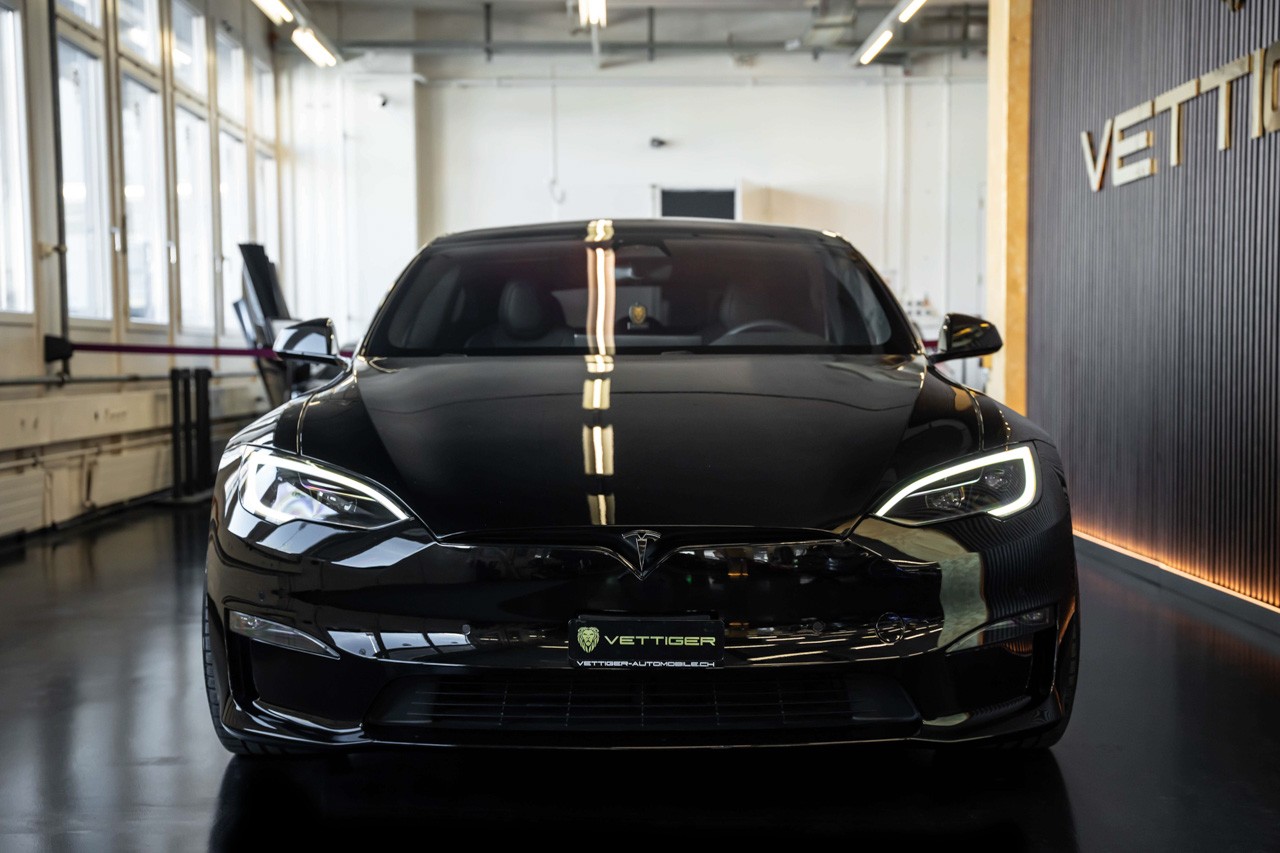 TESLA Model S 100 kWh Plaid-showroom-element-1