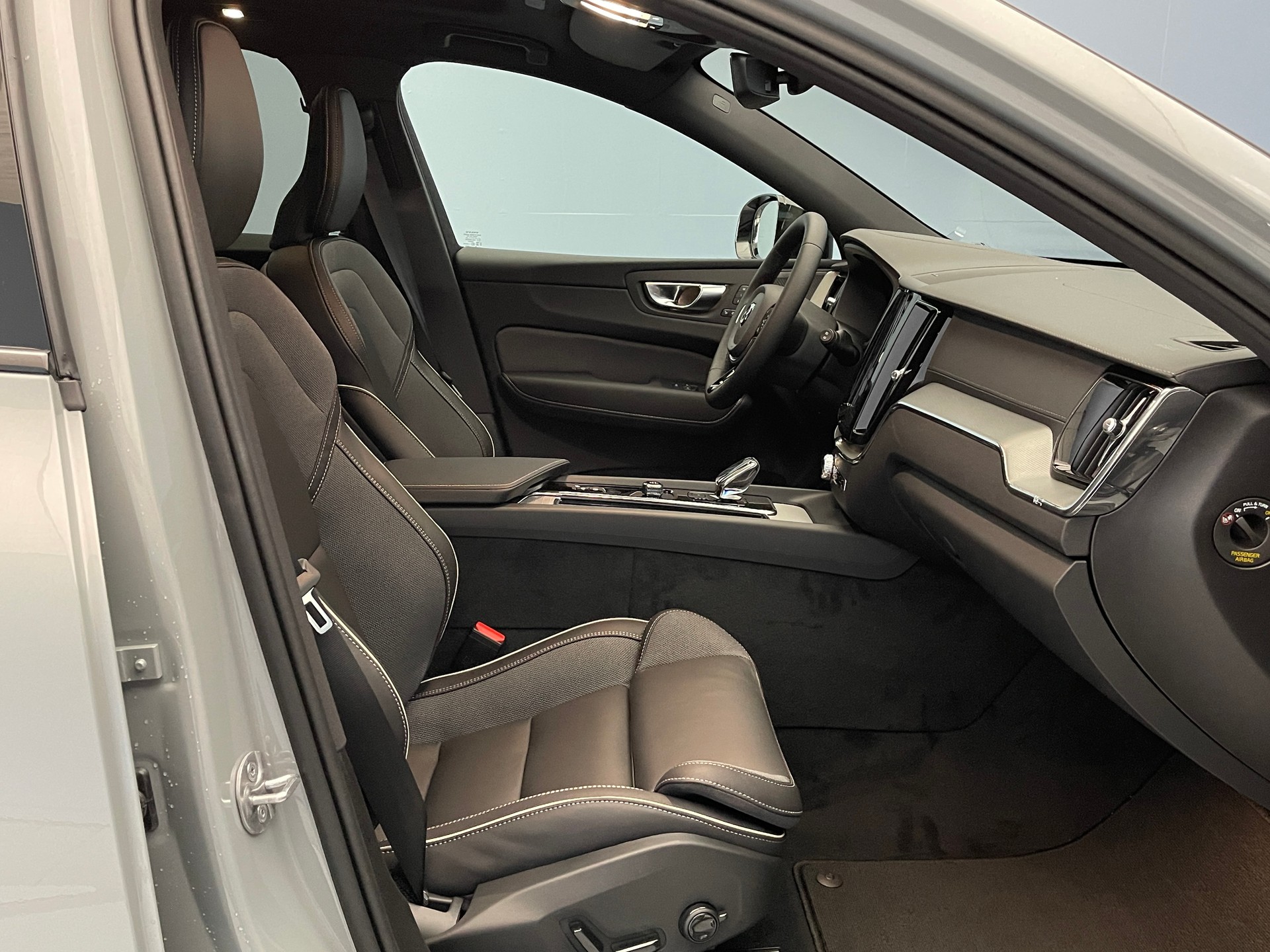 VOLVO XC60 2.0 T6 TE Ultra Dark eAWD-image-7