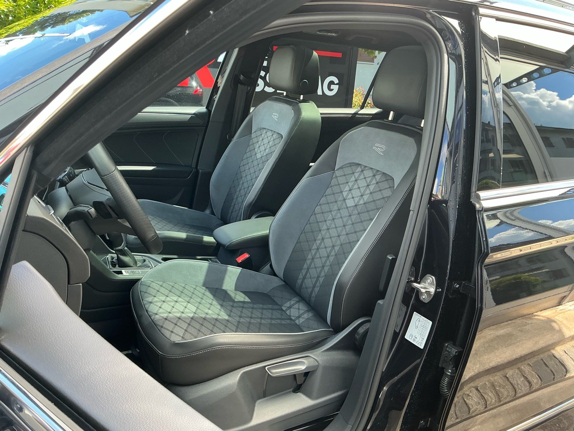 VW Tiguan Allspace R-LINE 4MOTION *** PANORAMAGLASDACH & ANHÄNGEKUPPLUNG ***-image-7