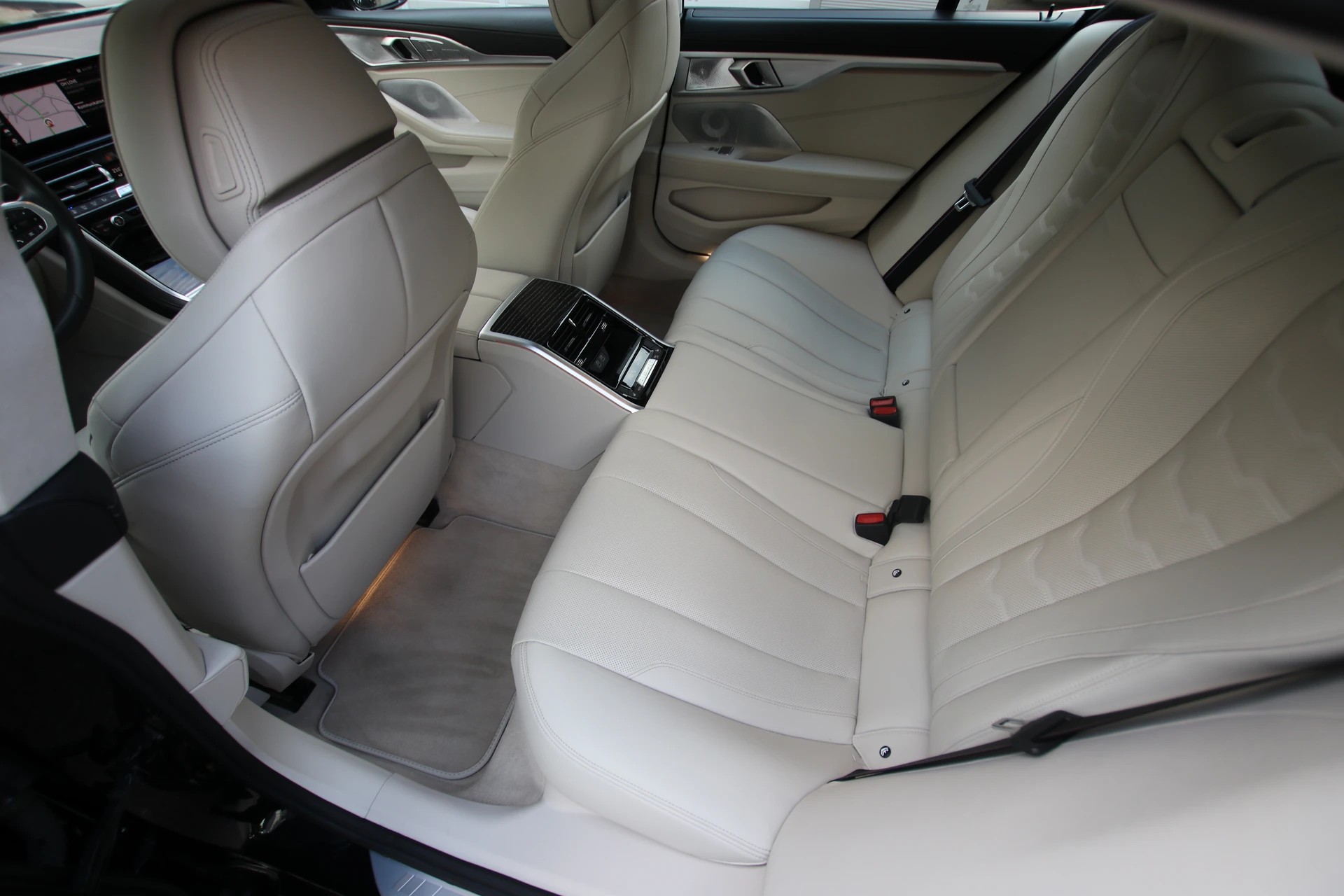 BMW 840 xDrive Luxury-image-5