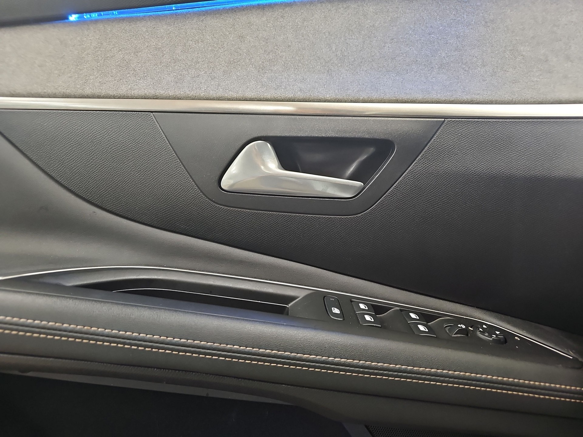 PEUGEOT 3008 300e Hybrid4 GT EAT8-image-16