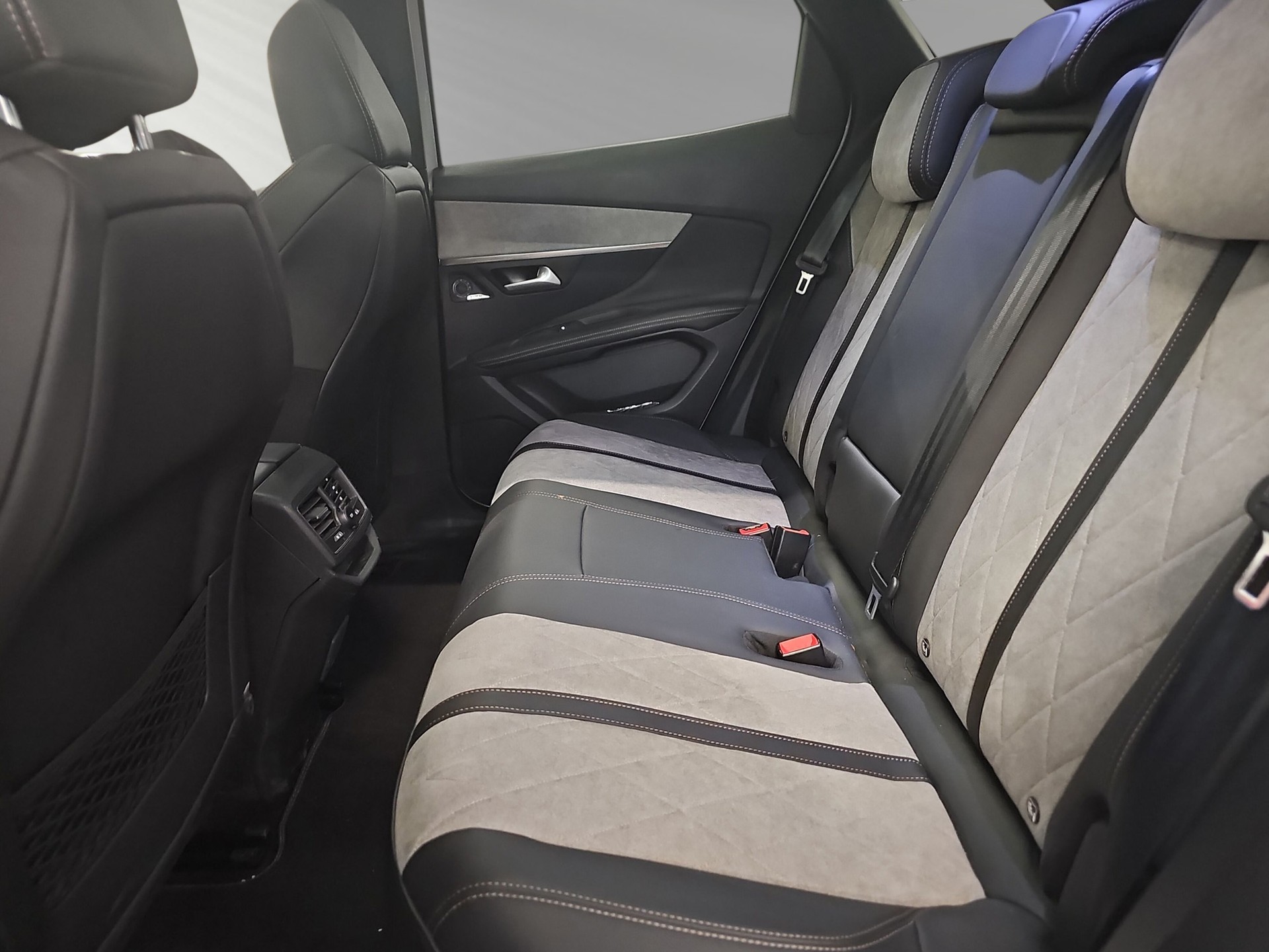 PEUGEOT 3008 300e Hybrid4 GT EAT8-image-6