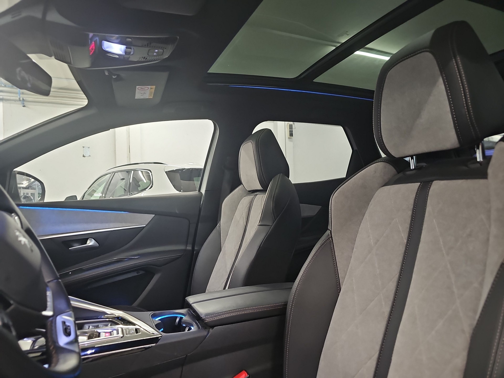 PEUGEOT 3008 300e Hybrid4 GT EAT8-image-9