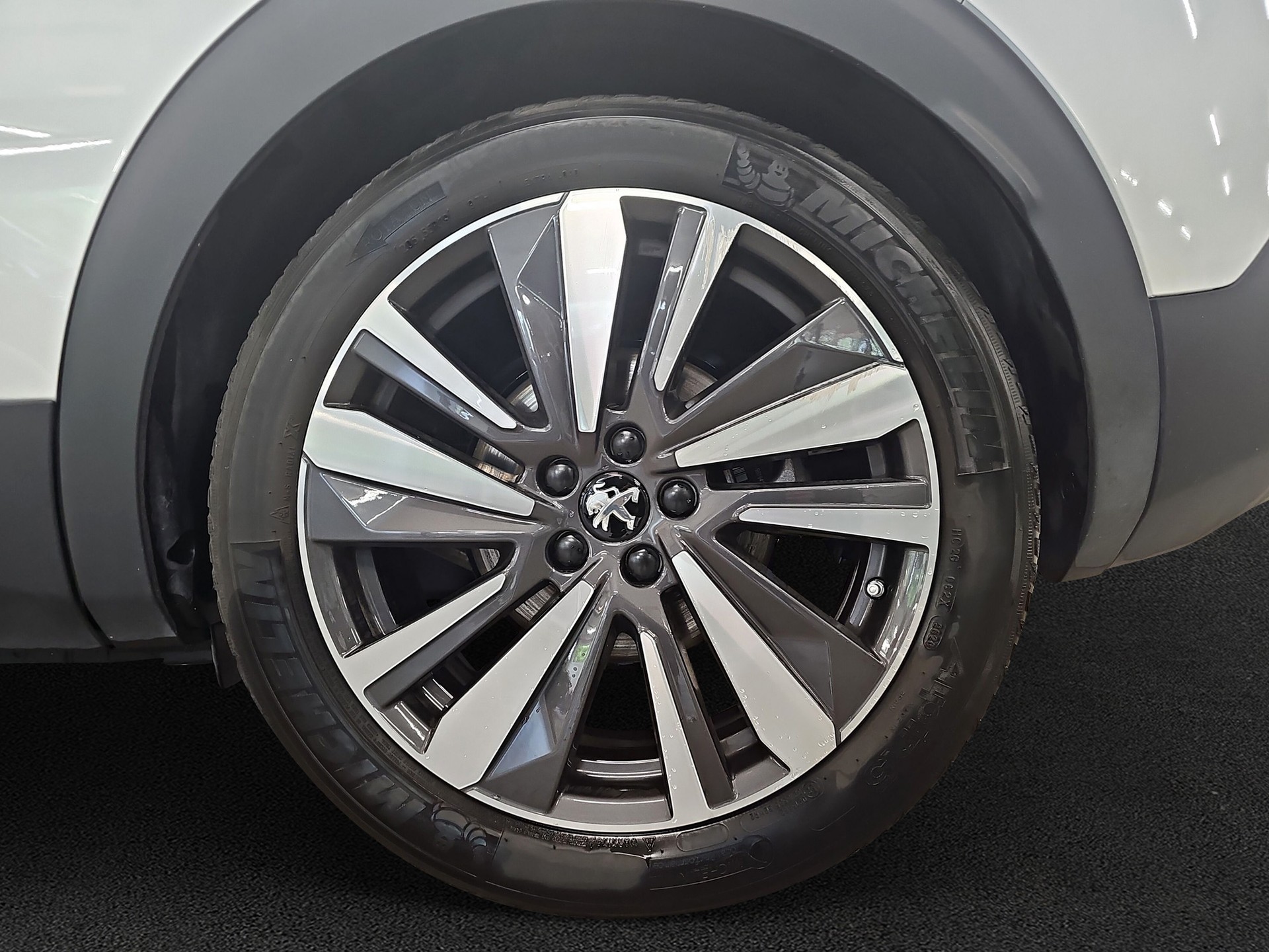 PEUGEOT 3008 300e Hybrid4 GT EAT8-image-8