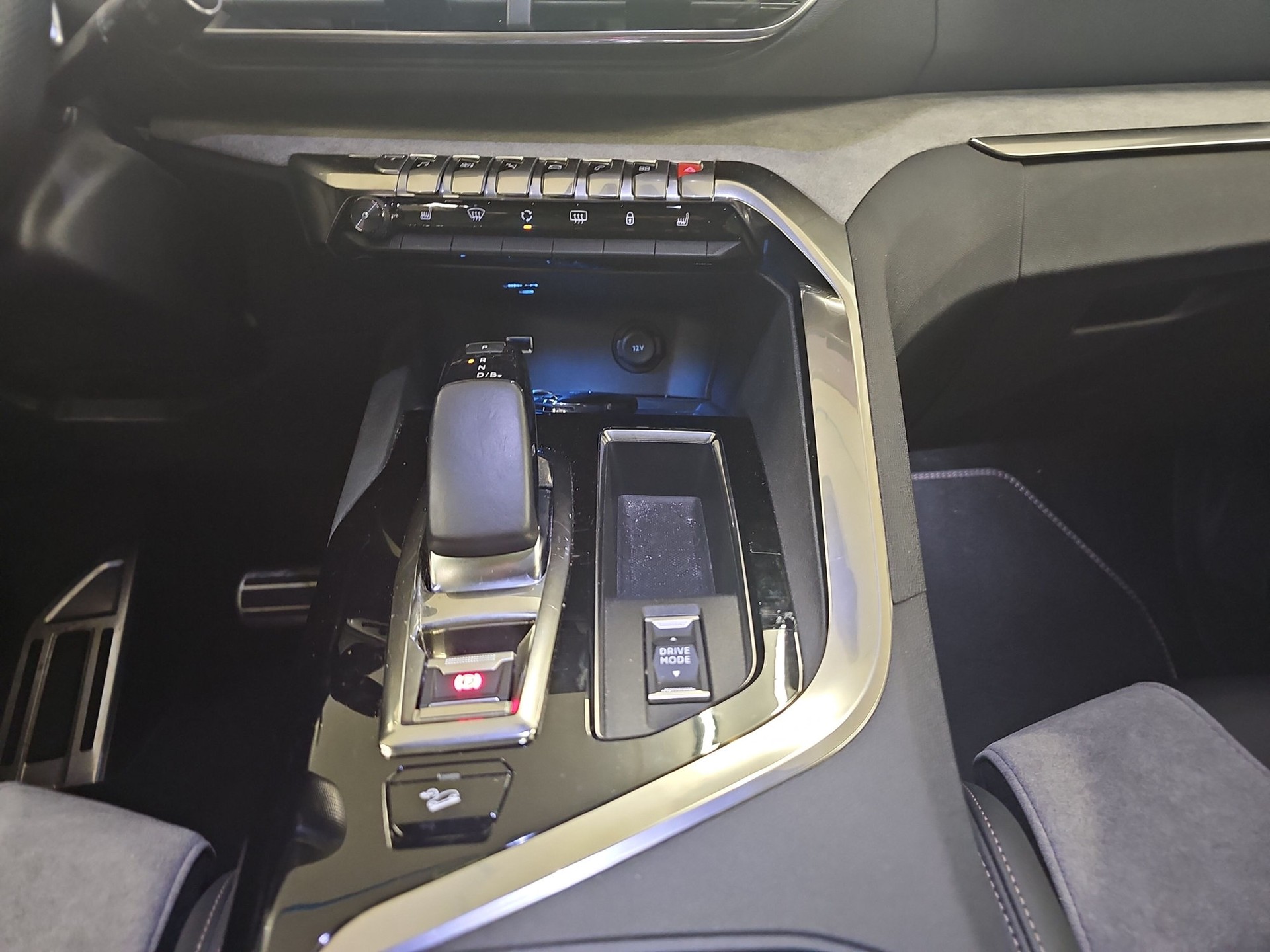 PEUGEOT 3008 300e Hybrid4 GT EAT8-image-12