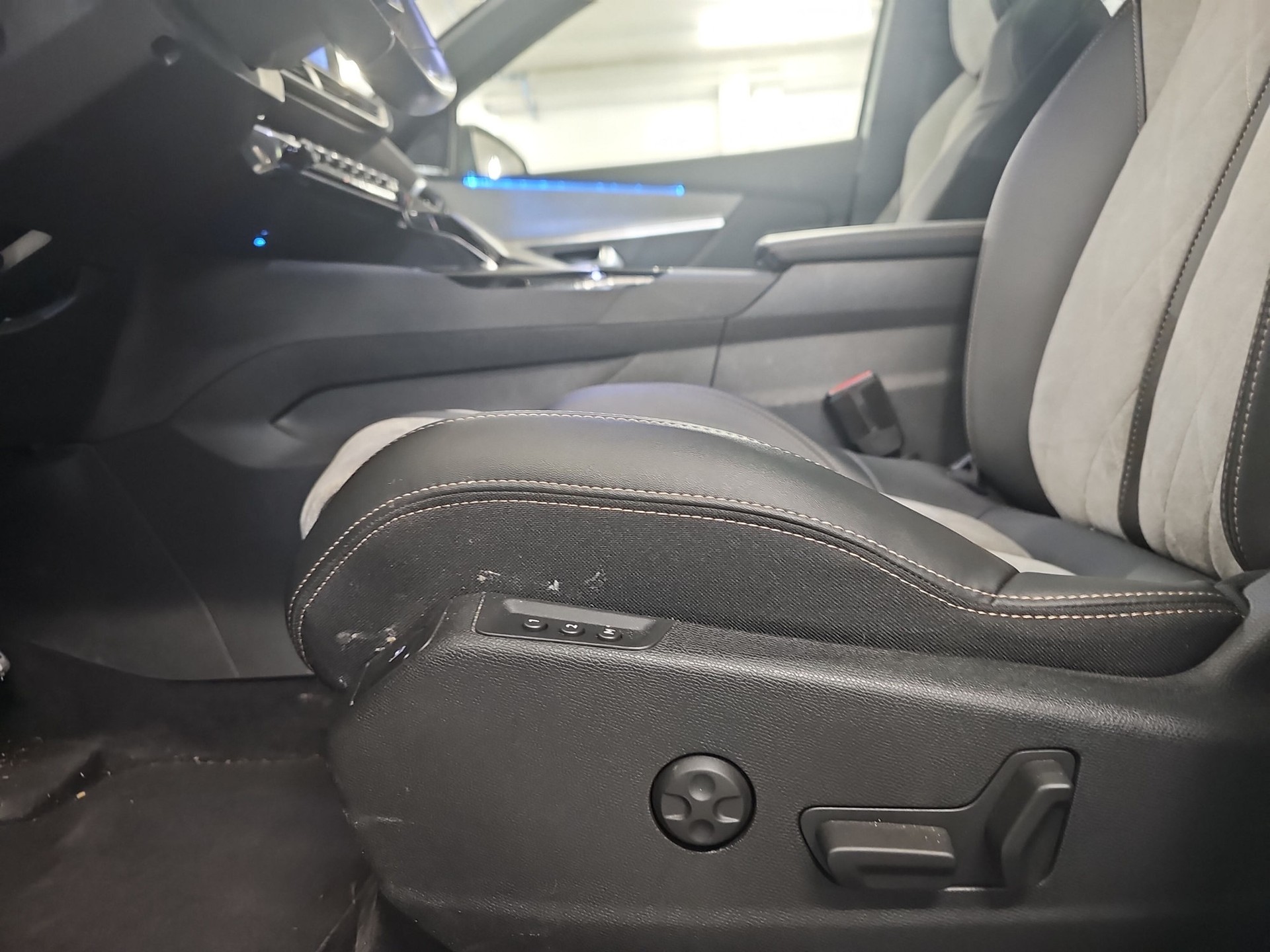PEUGEOT 3008 300e Hybrid4 GT EAT8-image-18