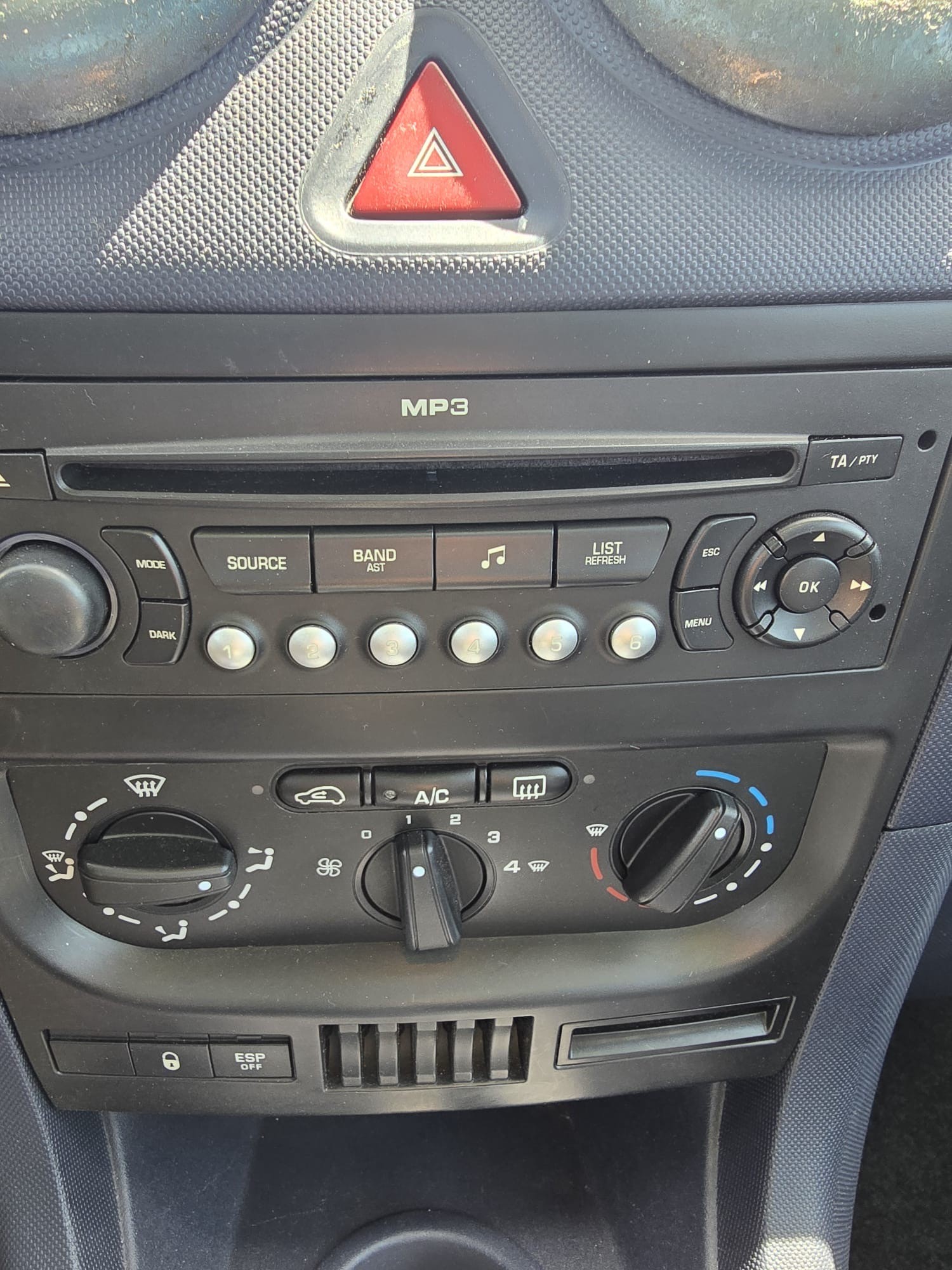 PEUGEOT 1007 1.6 HDI Sport-image-14
