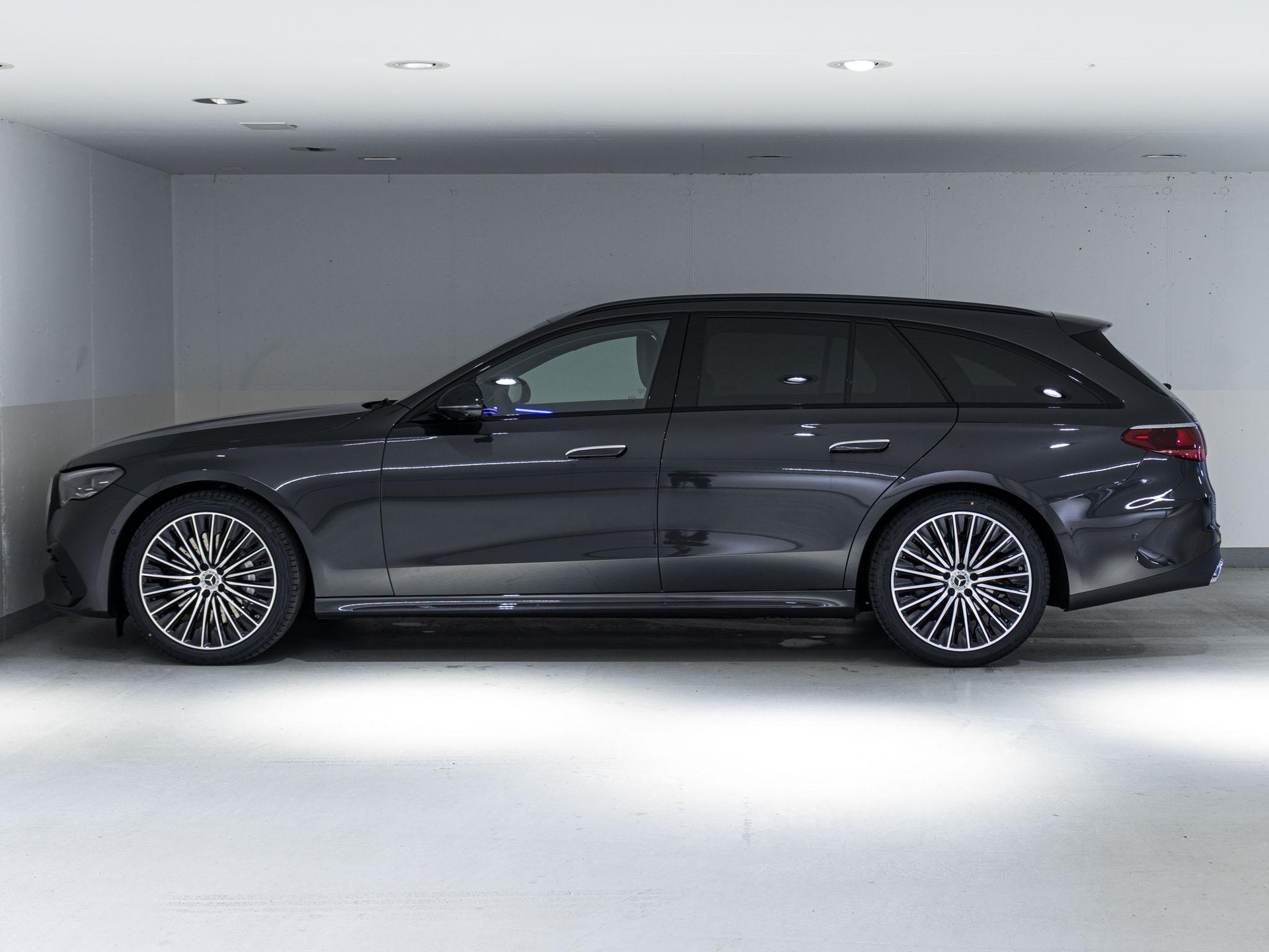 MERCEDES-BENZ E 220 d 4MATIC T-Modell-image-4