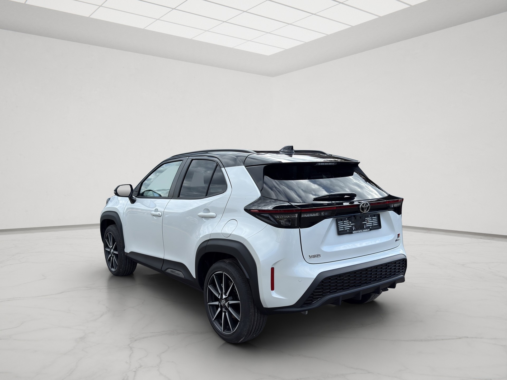 TOYOTA Yaris Cross 1.5 GR Sport e-CVT-image-2