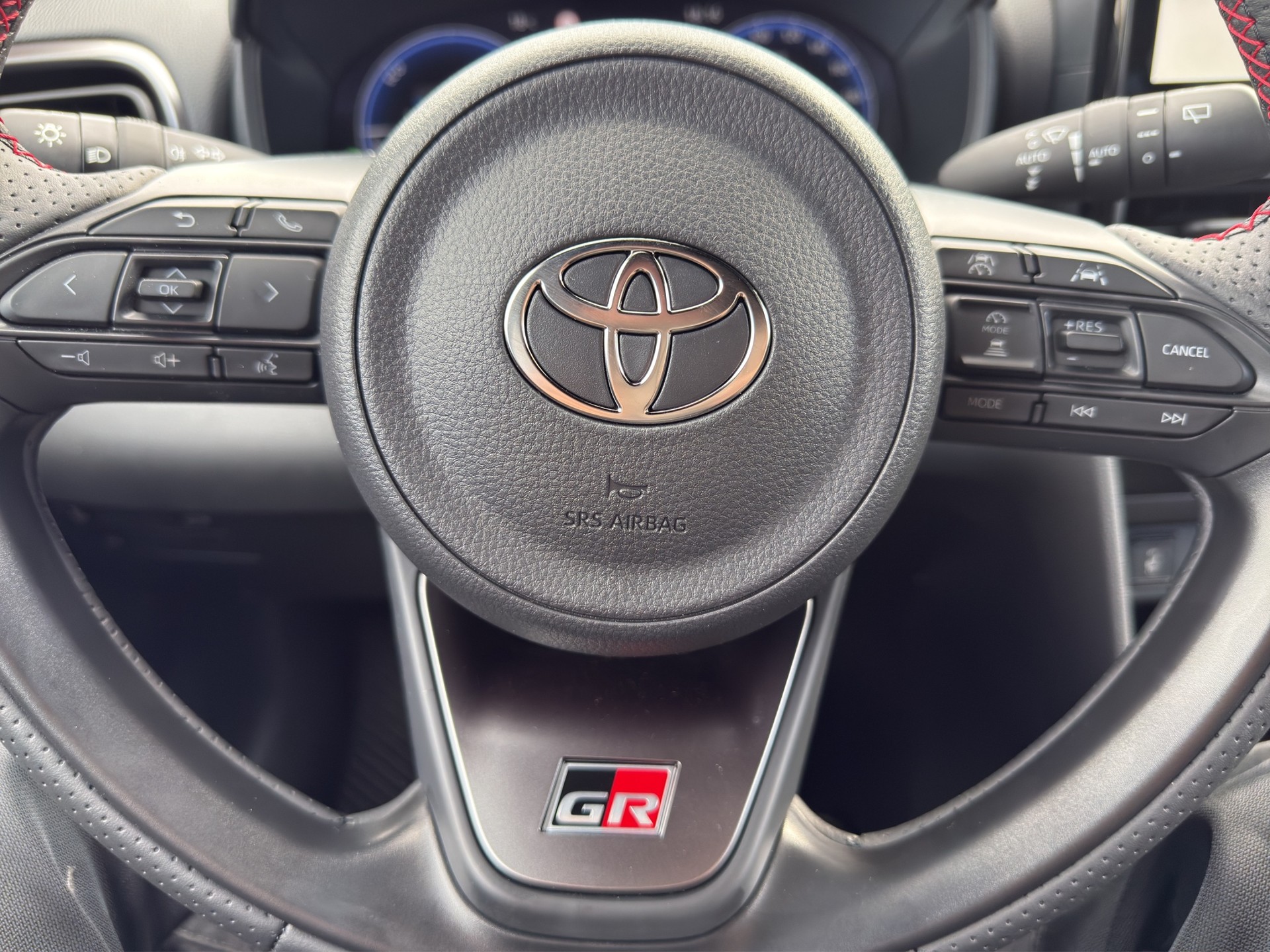 TOYOTA Yaris Cross 1.5 GR Sport e-CVT-image-9