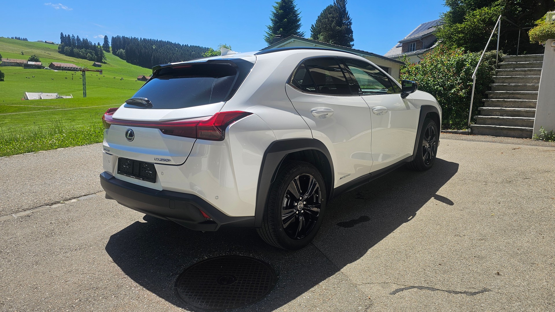 LEXUS UX 250h Attraction AWD Automatic-image-4