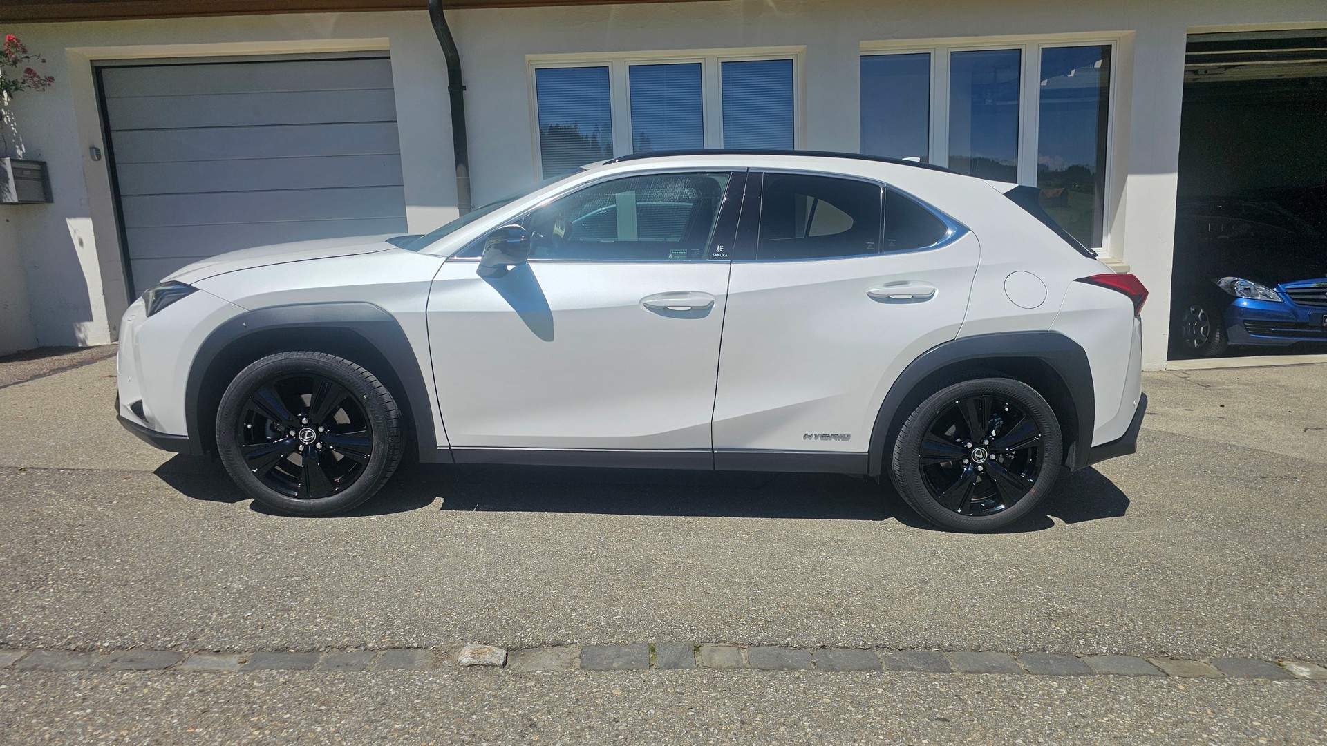 LEXUS UX 250h Attraction AWD Automatic-image-1
