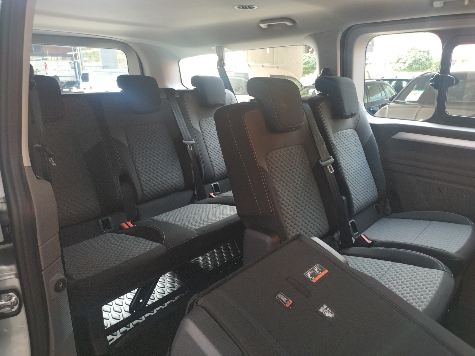 VW Caravelle 2.0 TDI LWB 4 Motion Aut 8-image-11