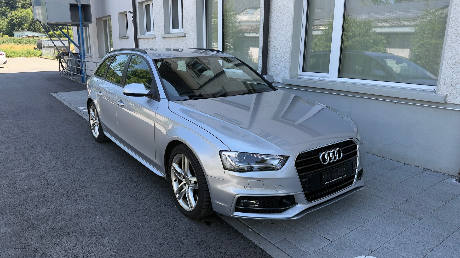 AUDI A4 Avant 2.0 TDI Attraction-image-3