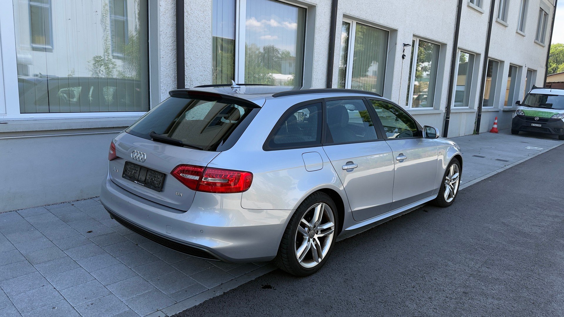 AUDI A4 Avant 2.0 TDI Attraction-image-15