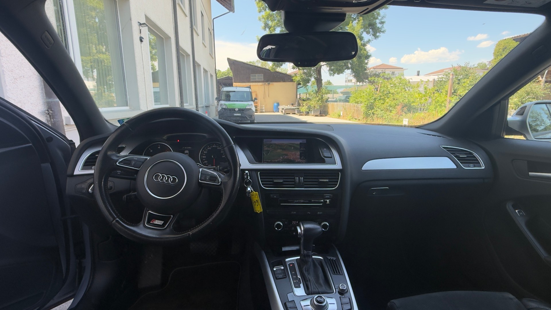 AUDI A4 Avant 2.0 TDI Attraction-image-12