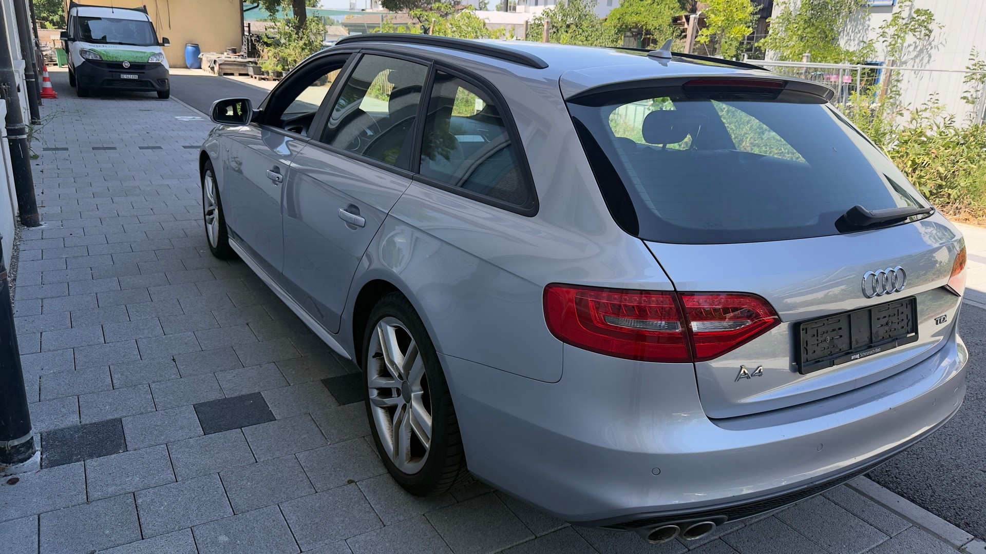 AUDI A4 Avant 2.0 TDI Attraction-image-2