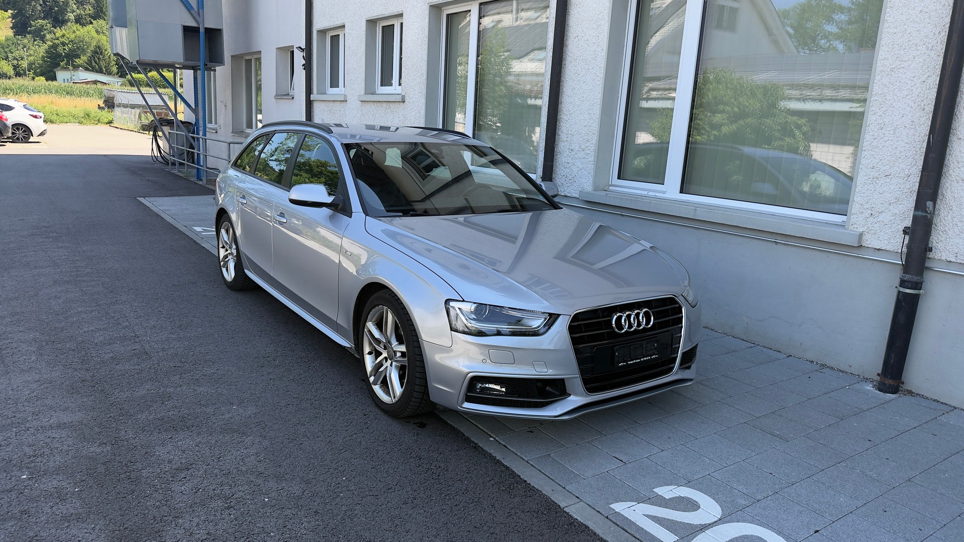 AUDI A4 Avant 2.0 TDI Attraction-image-6