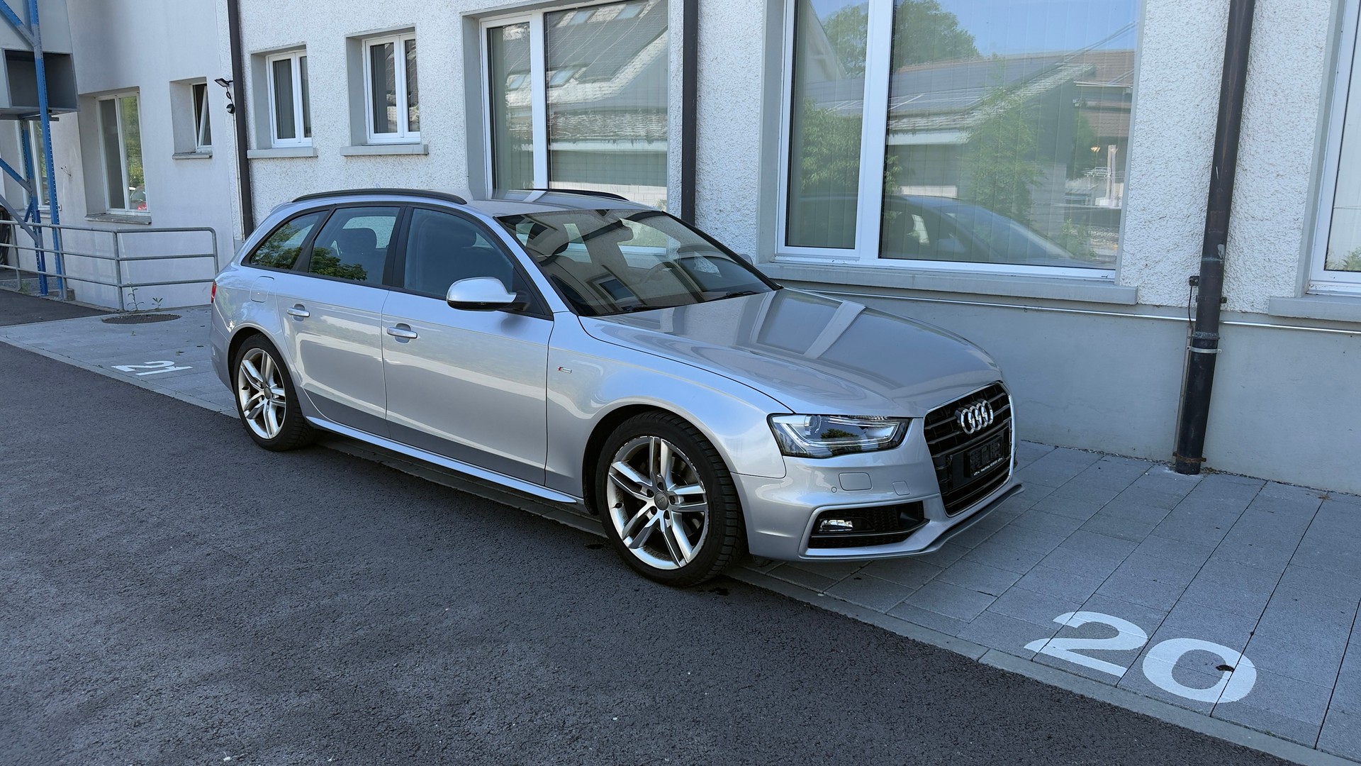 AUDI A4 Avant 2.0 TDI Attraction-image-5
