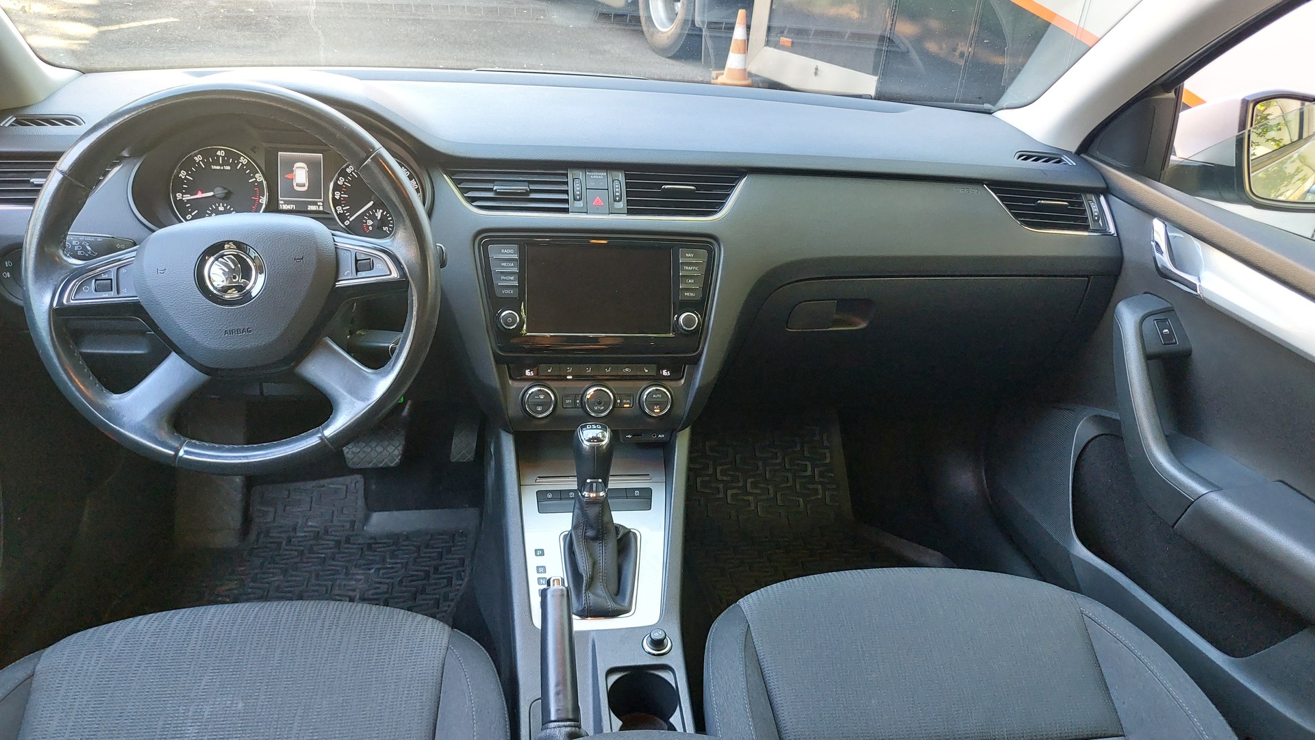 SKODA Octavia Combi 1.8 TSI Elegance 4x4 DSG-image-9