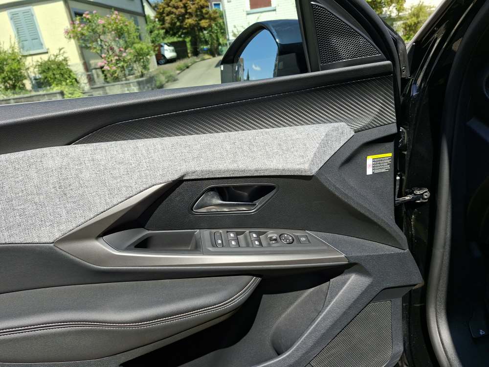 PEUGEOT 3008 e-Allure-image-9