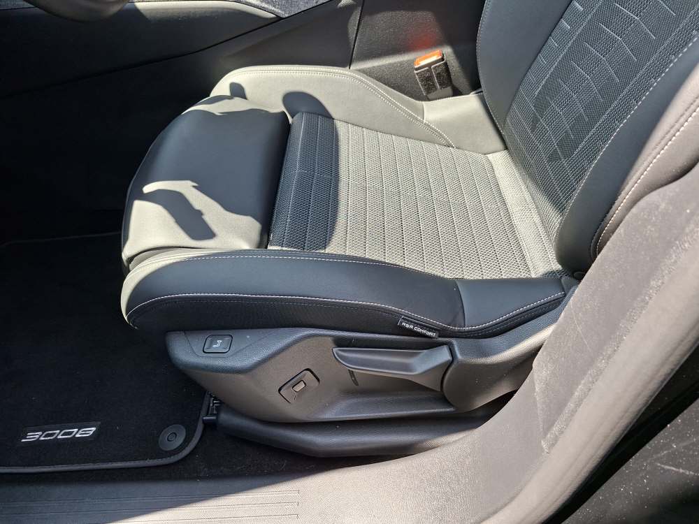 PEUGEOT 3008 e-Allure-image-17