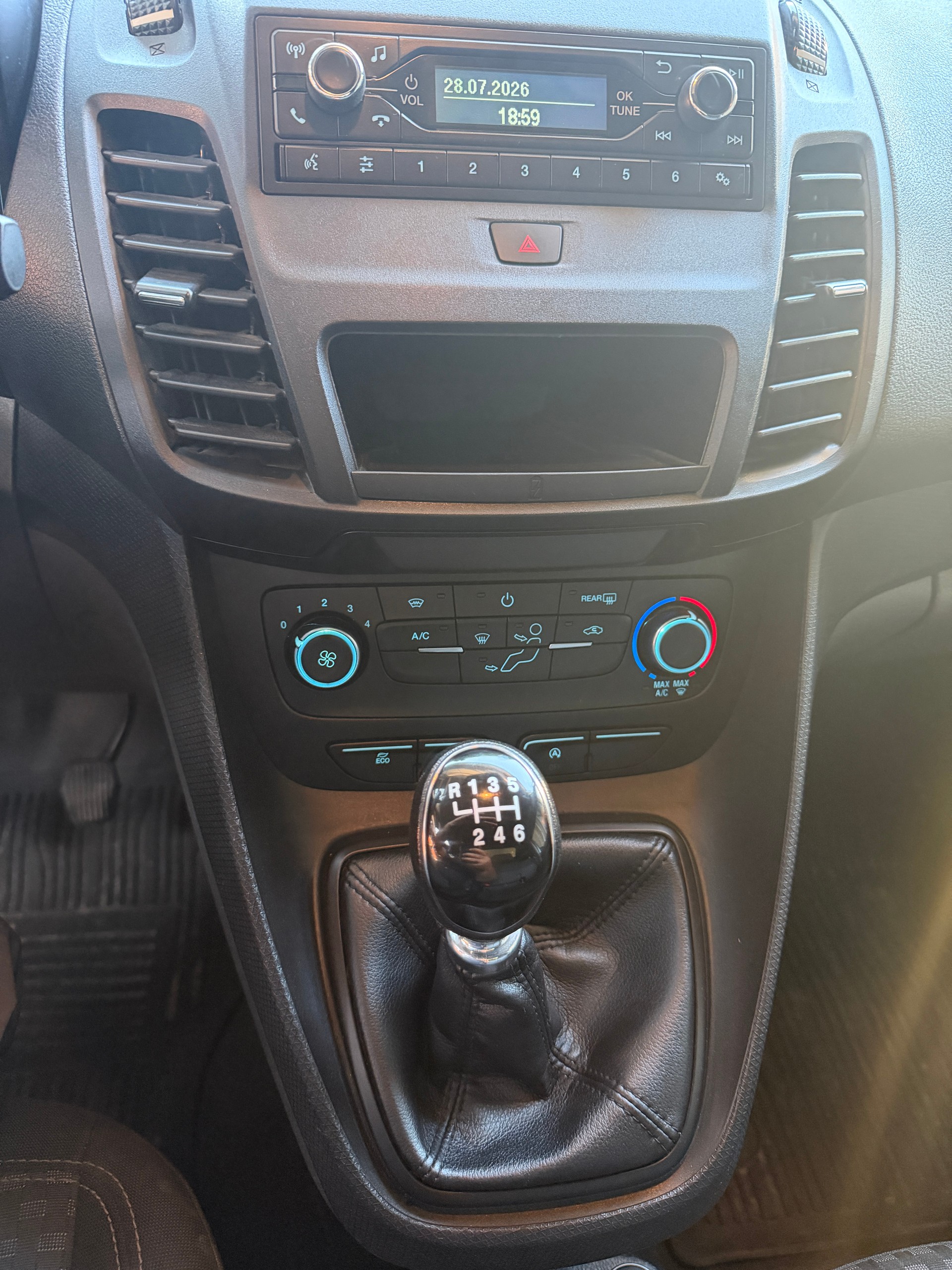 FORD Transit Connect Van T220 1.5 Eco Blue Trend-image-11