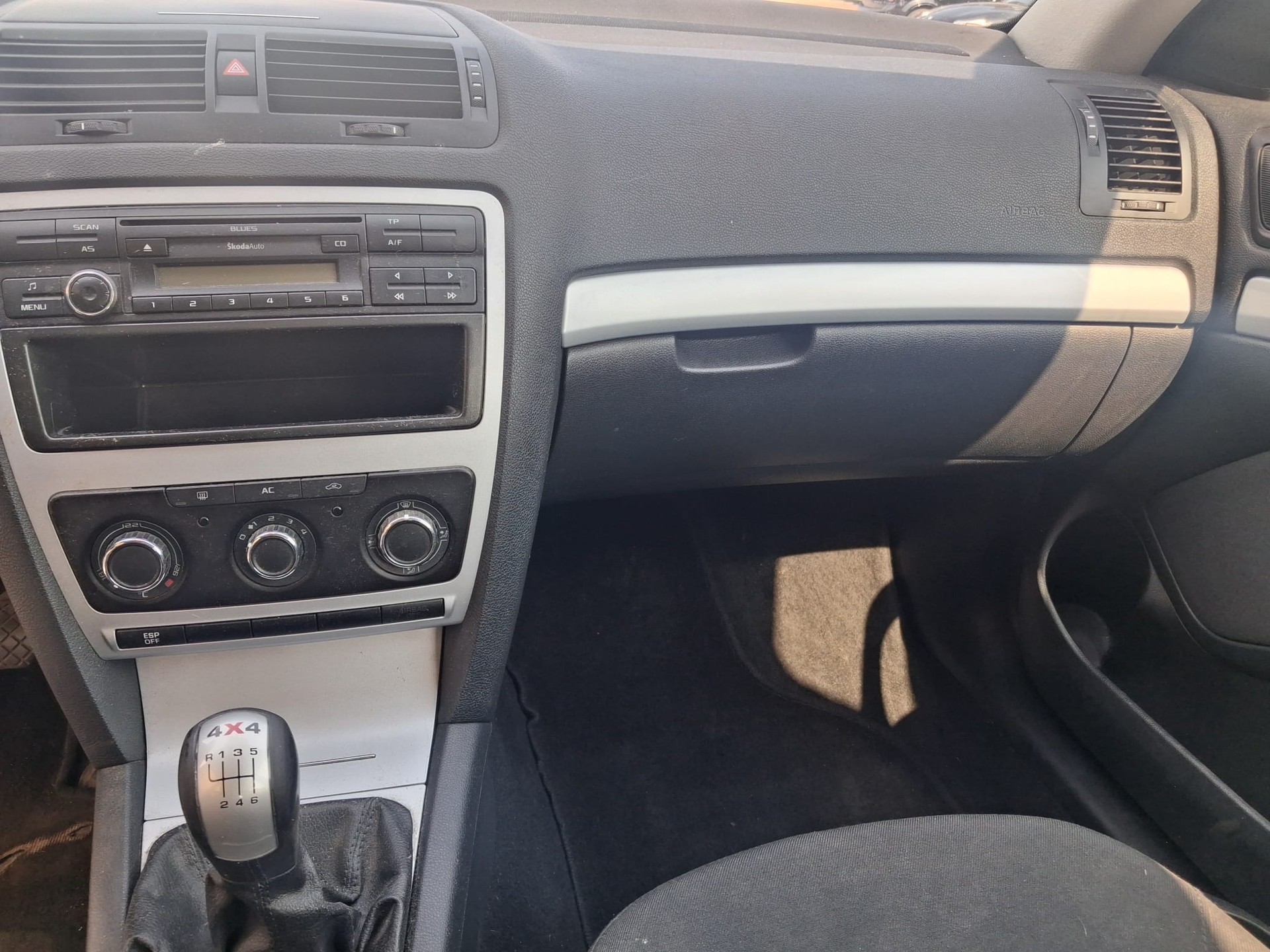 SKODA Octavia Combi 1.8 TSI Laurin & Klement 4x4-image-9