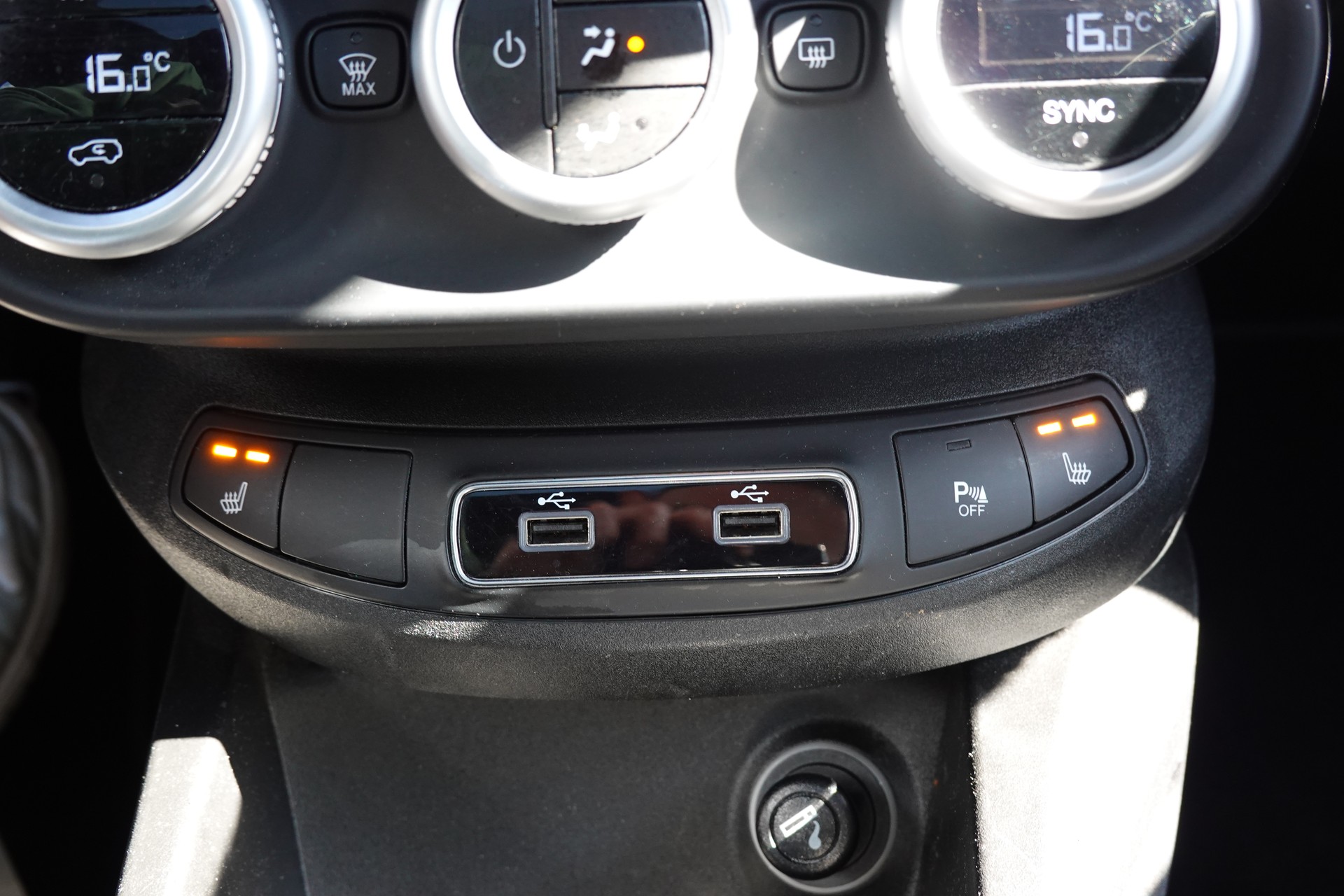 FIAT 500X 1.3 TB GSE S-Design ''CH Auto * Version Sport * Tempomat adaptatif * GPS * Caméra de Recul * 8 Pneus''-image-19