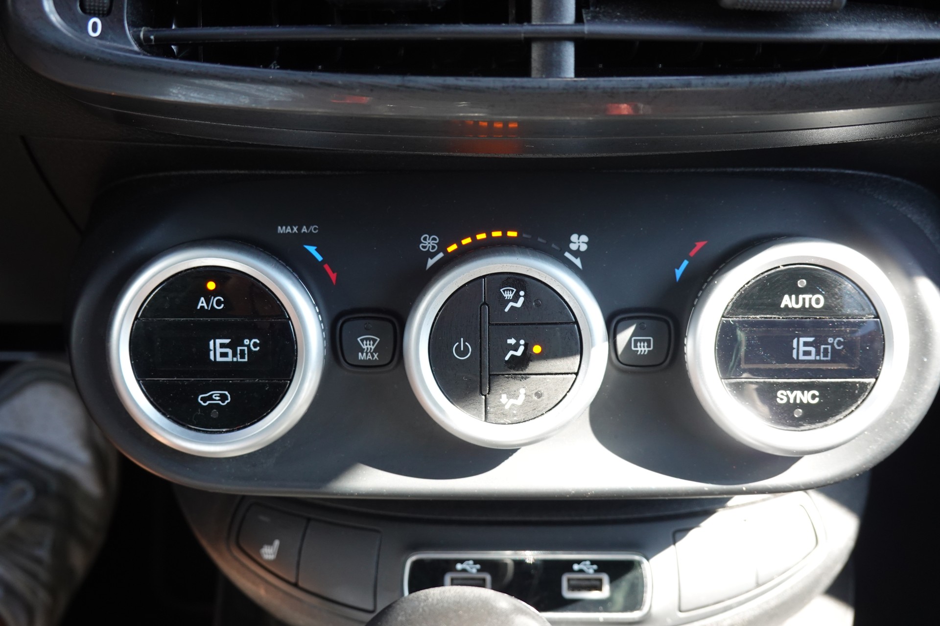 FIAT 500X 1.3 TB GSE S-Design ''CH Auto * Version Sport * Tempomat adaptatif * GPS * Caméra de Recul * 8 Pneus''-image-18