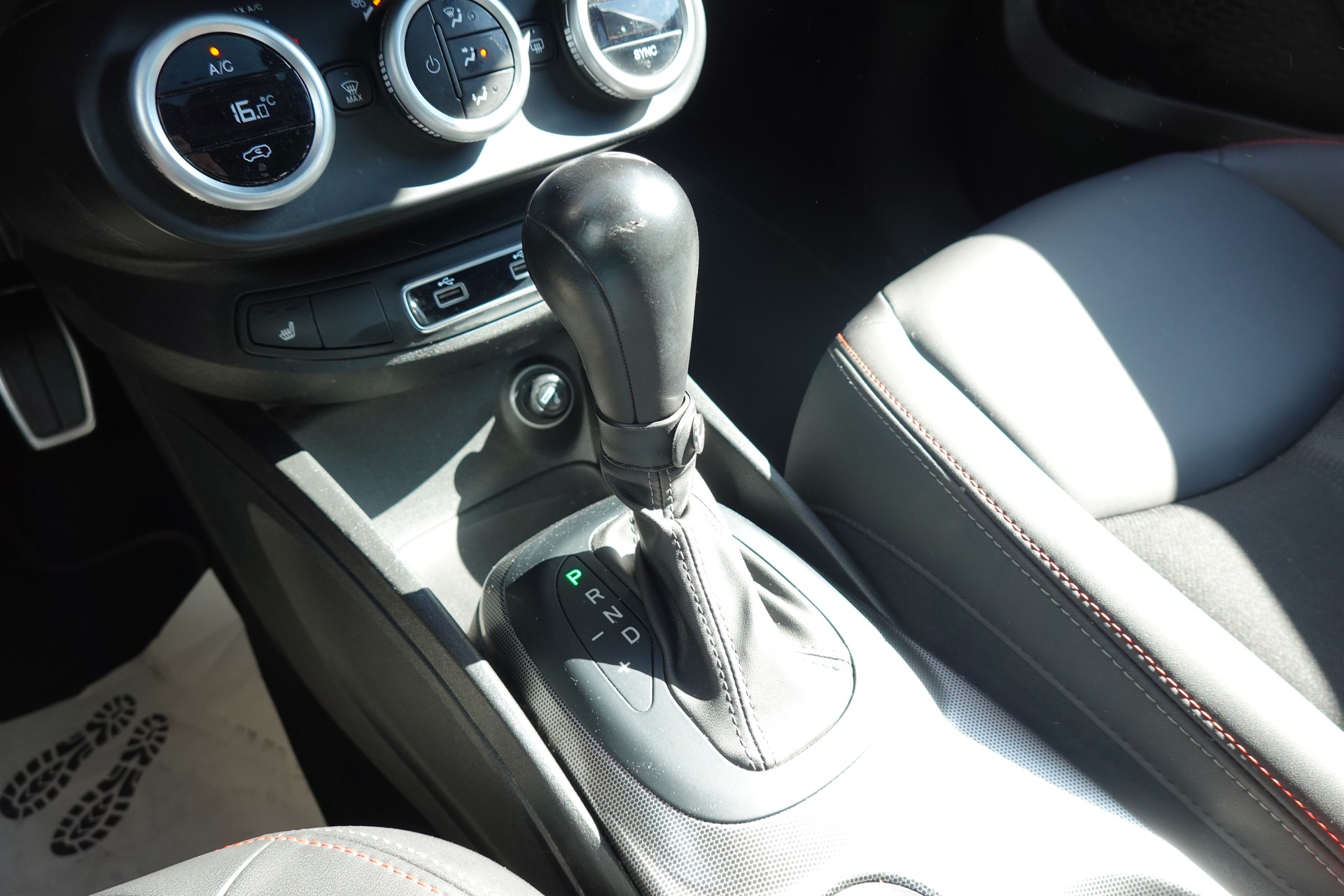 FIAT 500X 1.3 TB GSE S-Design ''CH Auto * Version Sport * Tempomat adaptatif * GPS * Caméra de Recul * 8 Pneus''-image-20