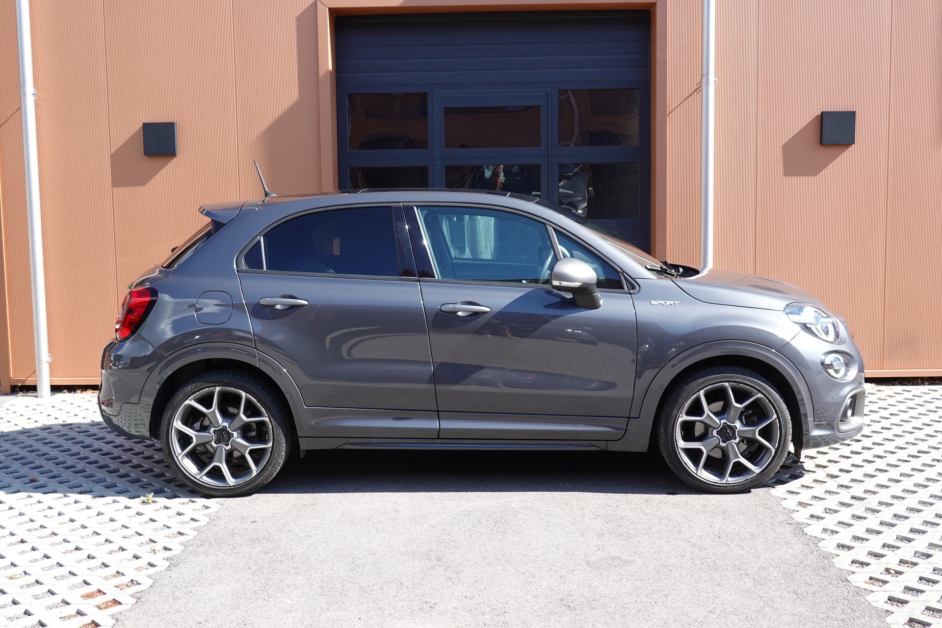 FIAT 500X 1.3 TB GSE S-Design ''CH Auto * Version Sport * Tempomat adaptatif * GPS * Caméra de Recul * 8 Pneus''-showroom-element-3