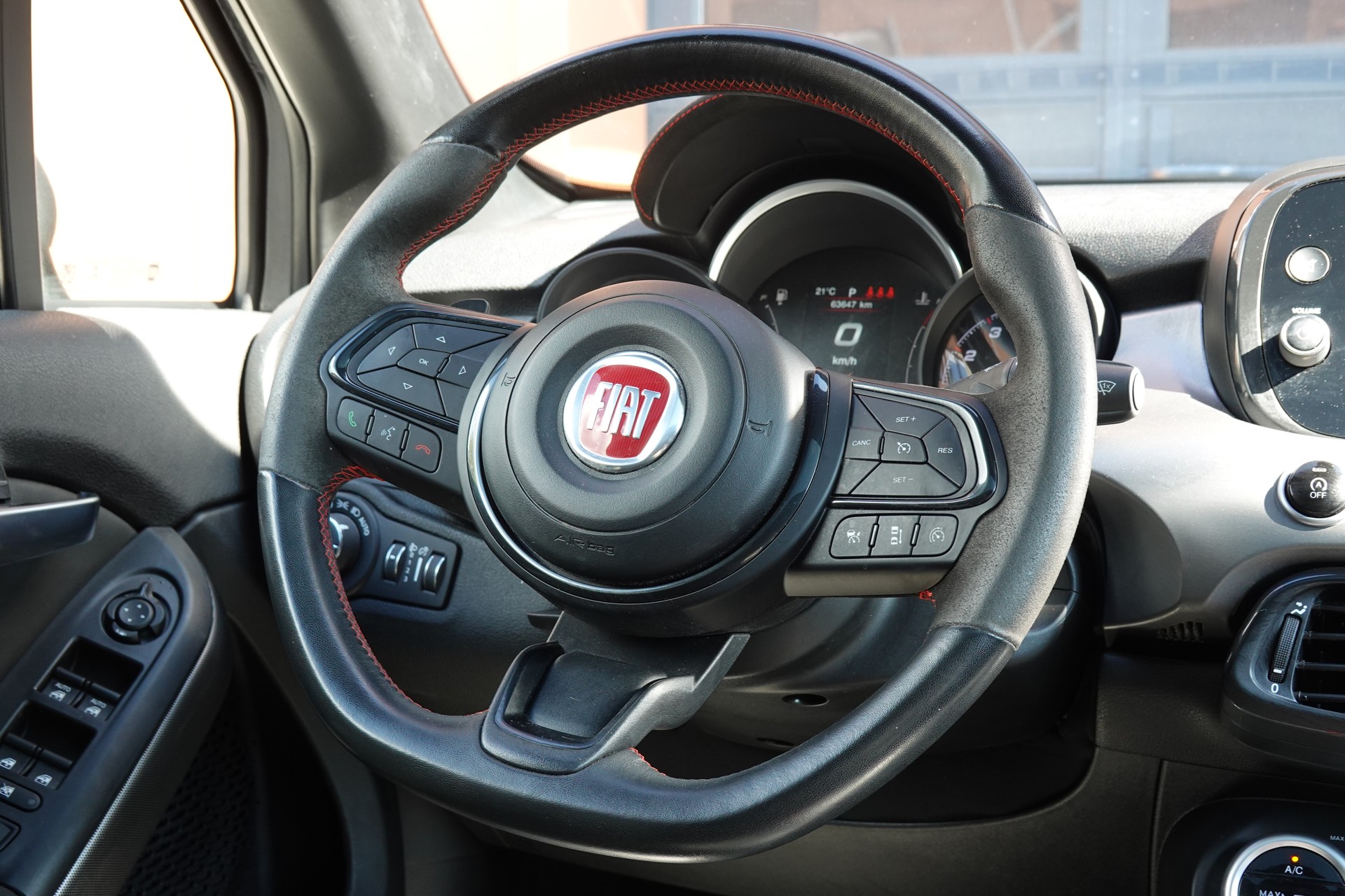 FIAT 500X 1.3 TB GSE S-Design ''CH Auto * Version Sport * Tempomat adaptatif * GPS * Caméra de Recul * 8 Pneus''-image-11
