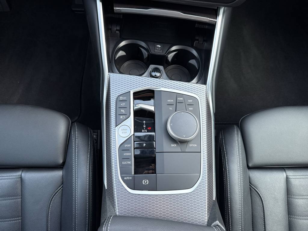 BMW 330e xDrive Steptronic M Sport-image-13