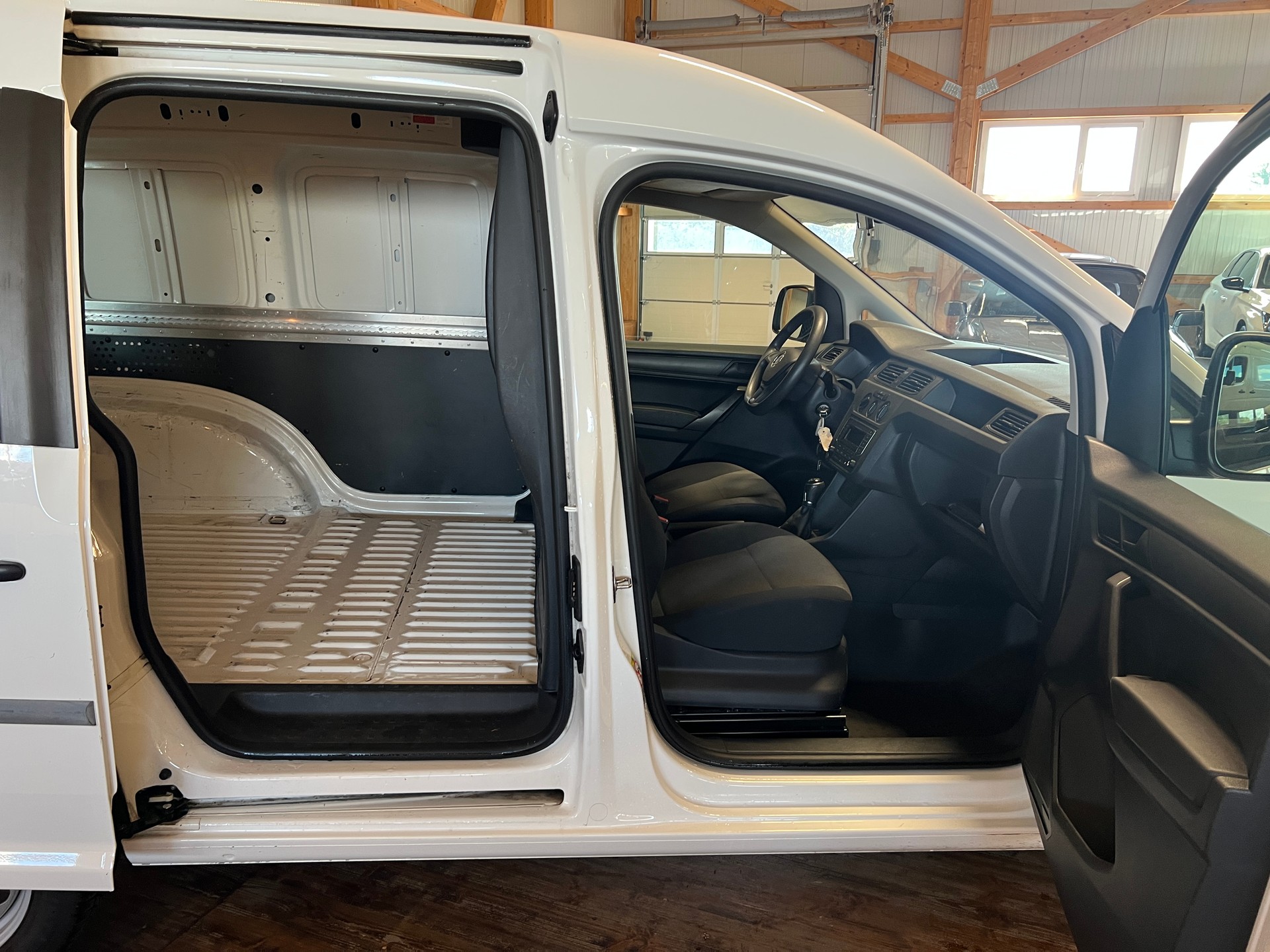 VW Caddy 1.4TSI Entry BlueMotion Technology-image-12