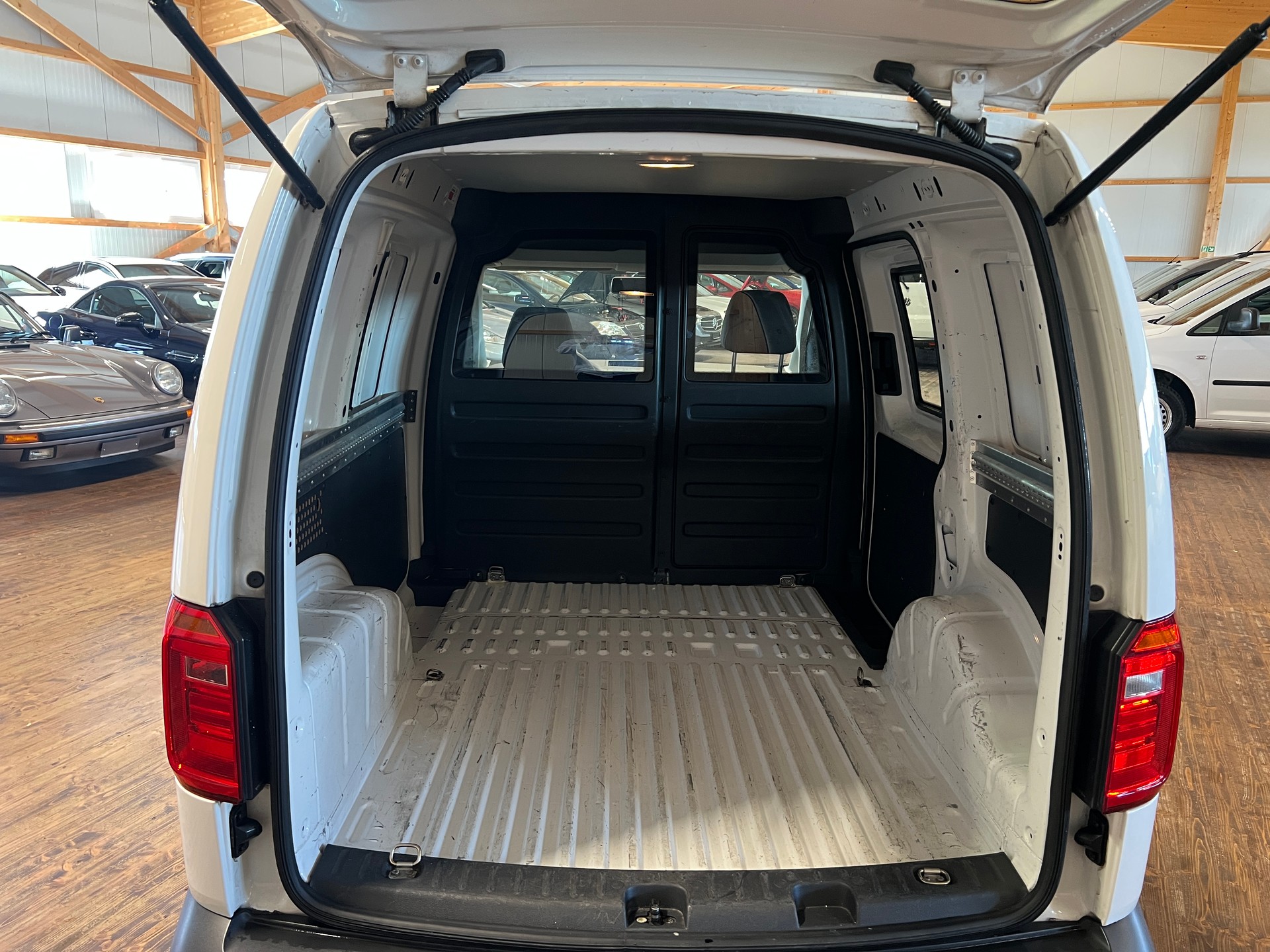 VW Caddy 1.4TSI Entry BlueMotion Technology-image-13