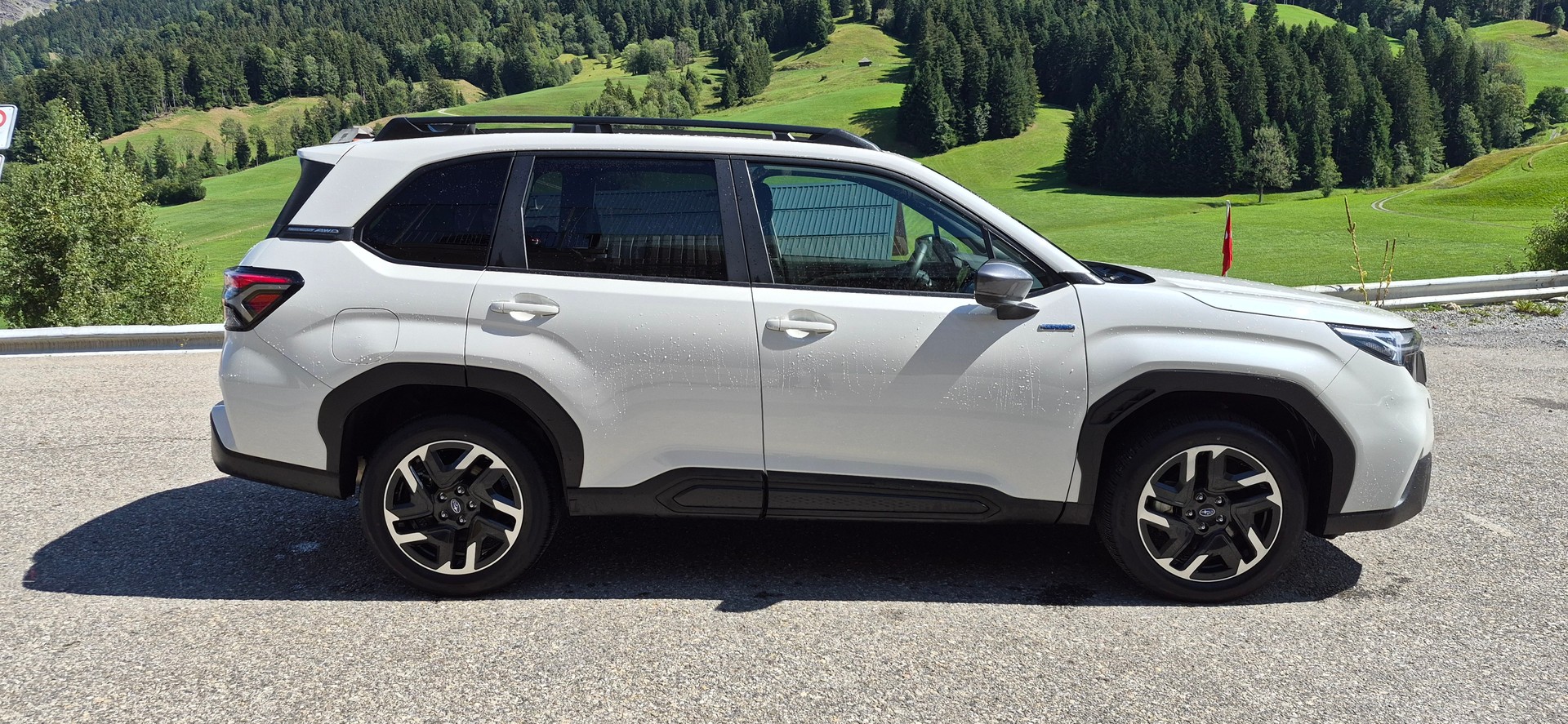 SUBARU Forester 2.0i e-Boxer Swiss Plus Lineartronic-image-3
