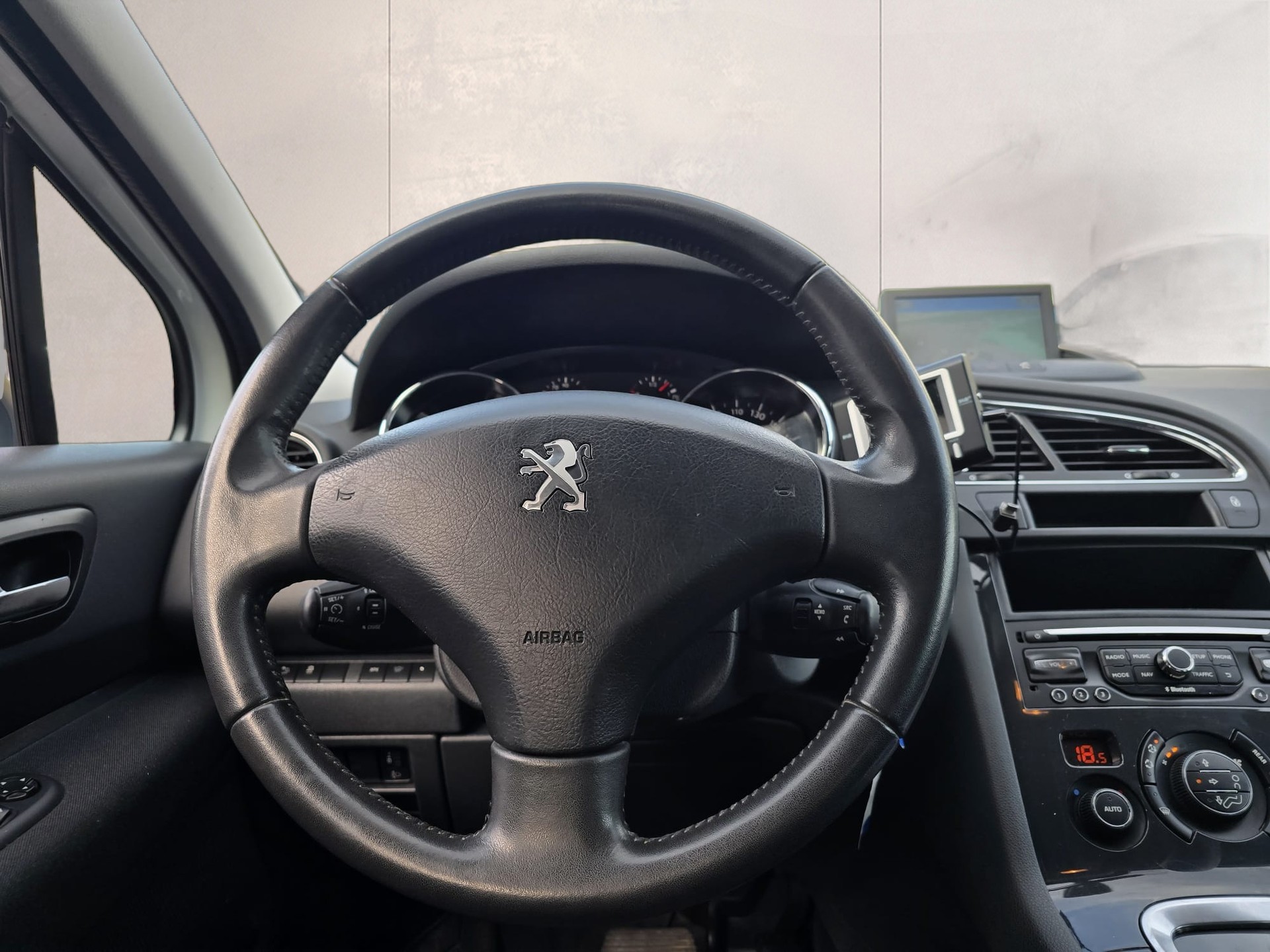 PEUGEOT 5008 1.6 BlueHDi Sensation Tiptronic-image-9