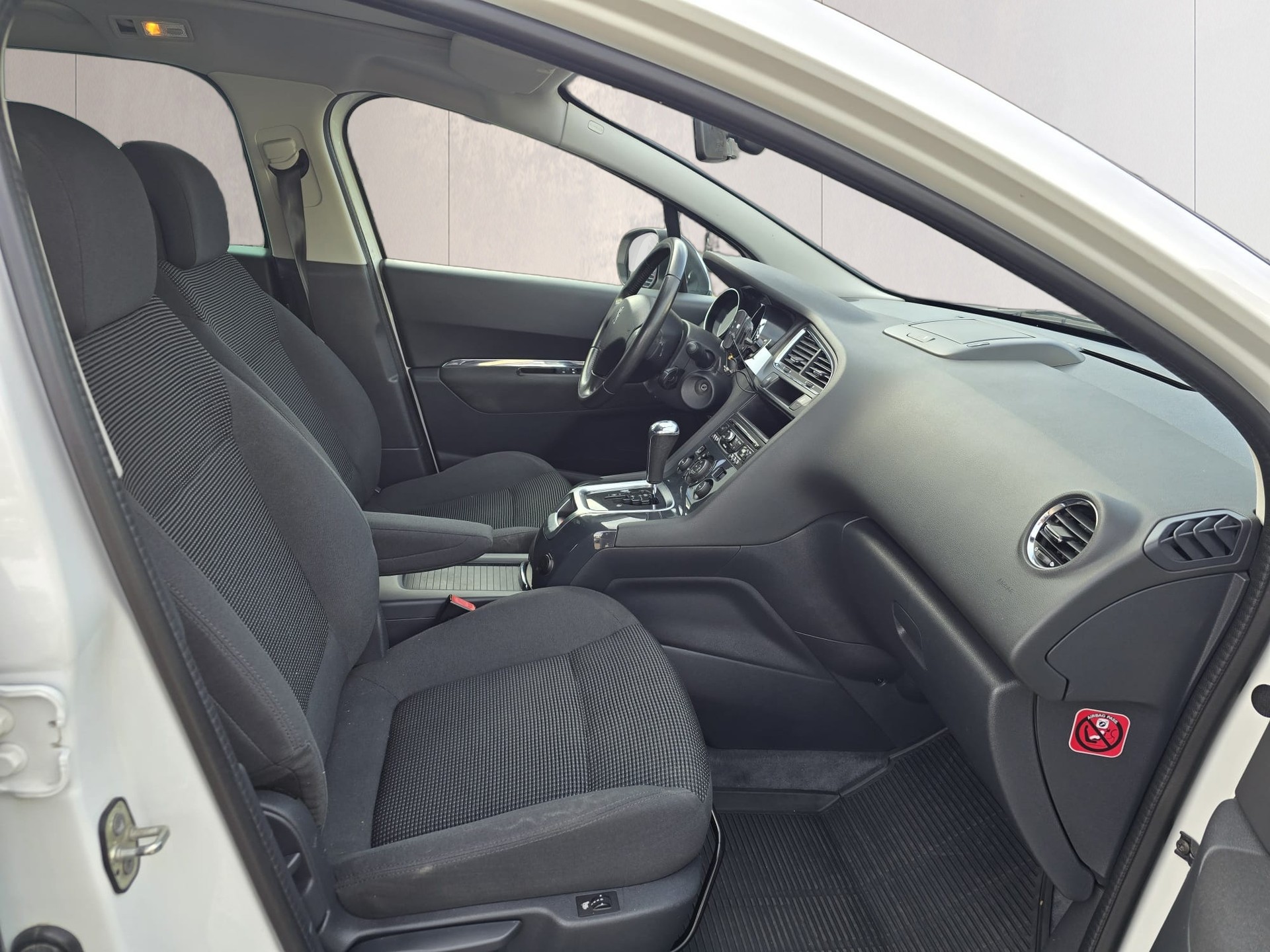 PEUGEOT 5008 1.6 BlueHDi Sensation Tiptronic-image-14