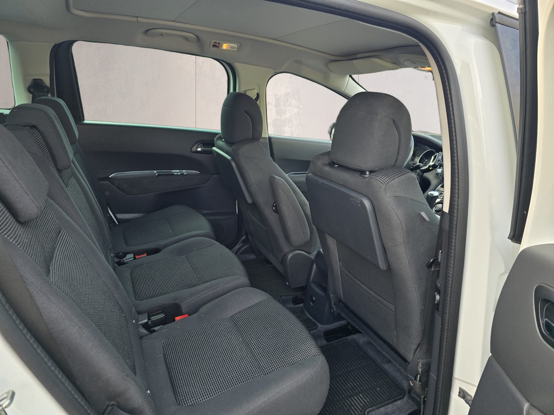 PEUGEOT 5008 1.6 BlueHDi Sensation Tiptronic-image-15
