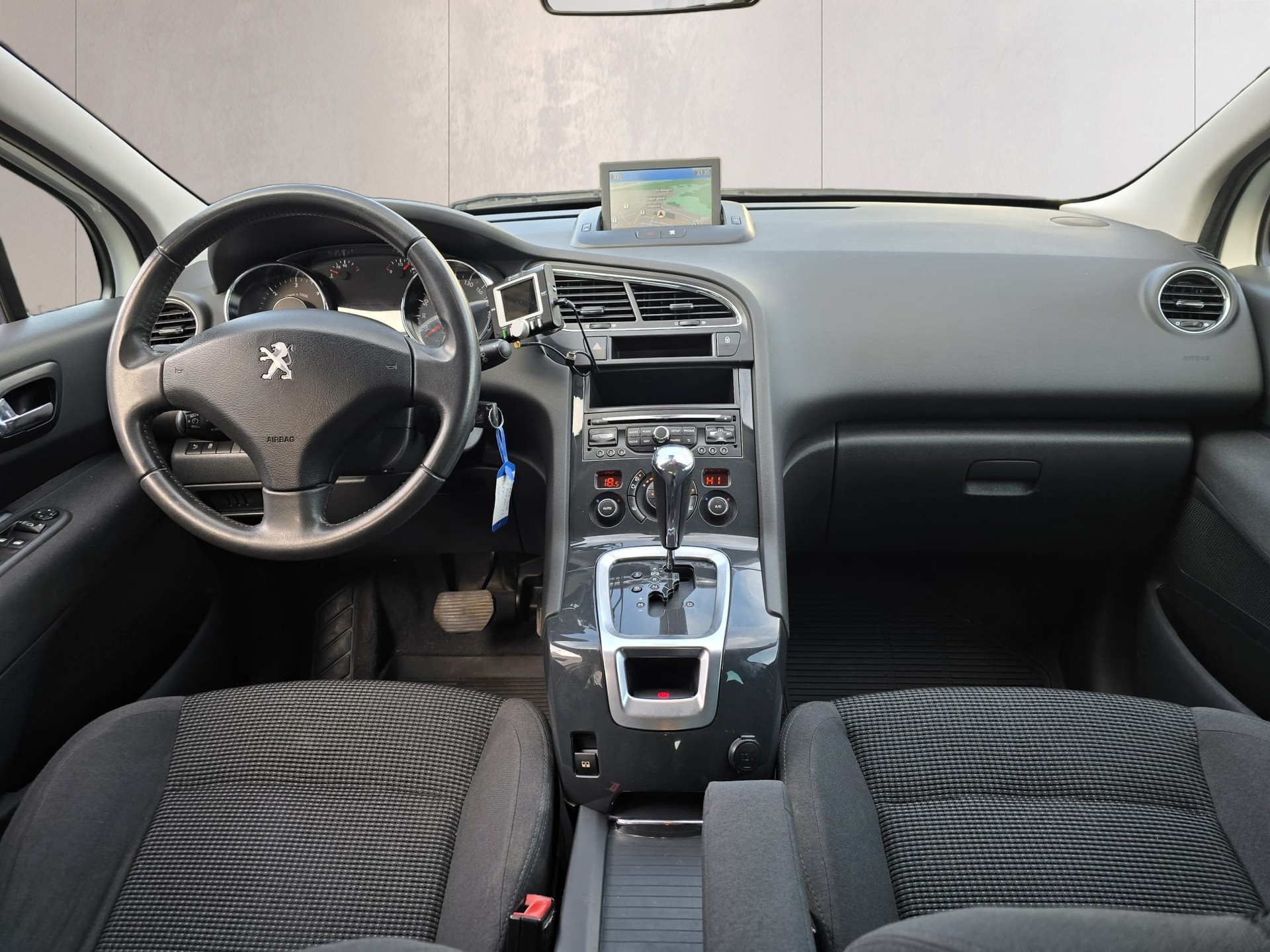 PEUGEOT 5008 1.6 BlueHDi Sensation Tiptronic-image-8