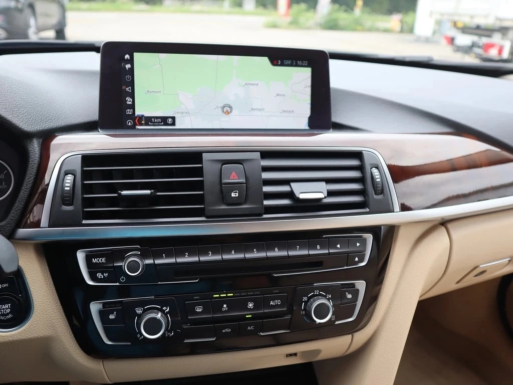 BMW 318d Touring Edition Luxury Line Steptronic ** Voll-Leder Ausstattung ** RF-Kamera 360° ** Frisch Ab MFK & Service **-image-8