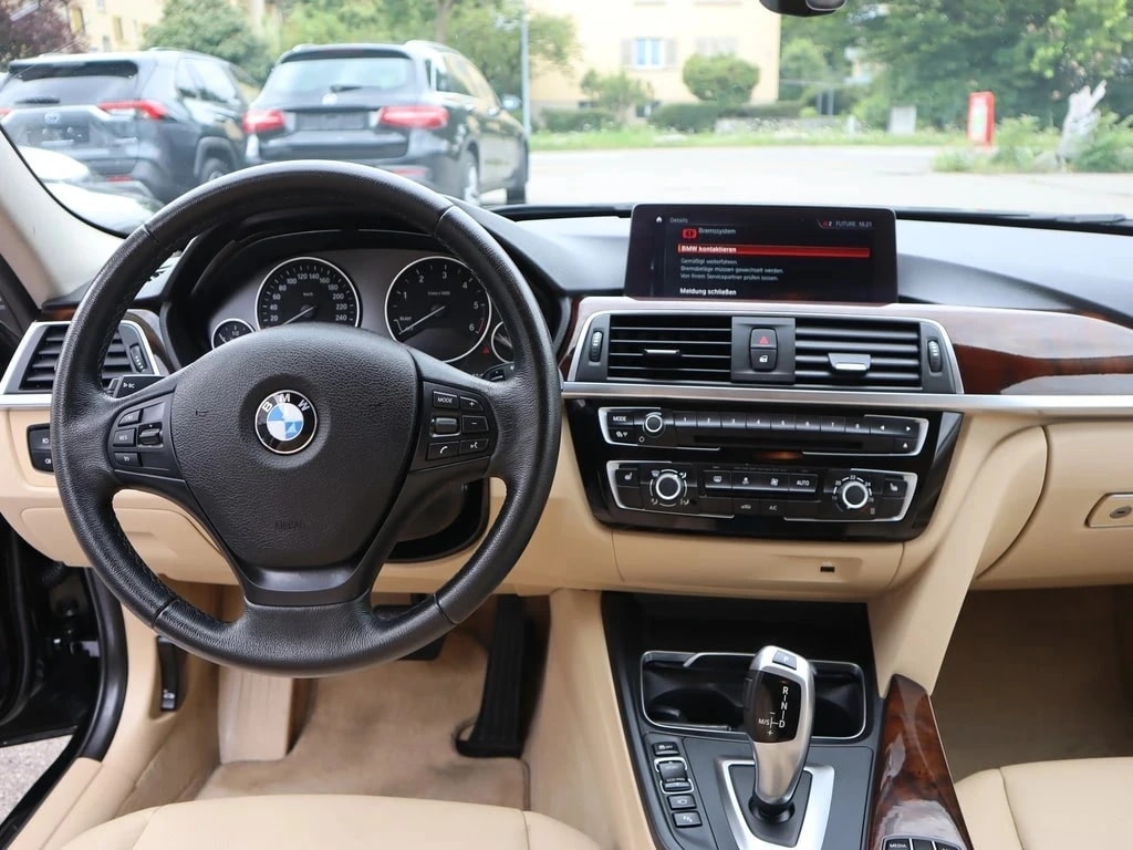 BMW 318d Touring Edition Luxury Line Steptronic ** Voll-Leder Ausstattung ** RF-Kamera 360° ** Frisch Ab MFK & Service **-image-10