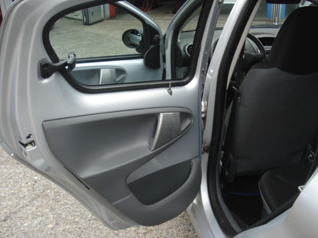 TOYOTA Aygo 1.0 Linea Terra-image-12