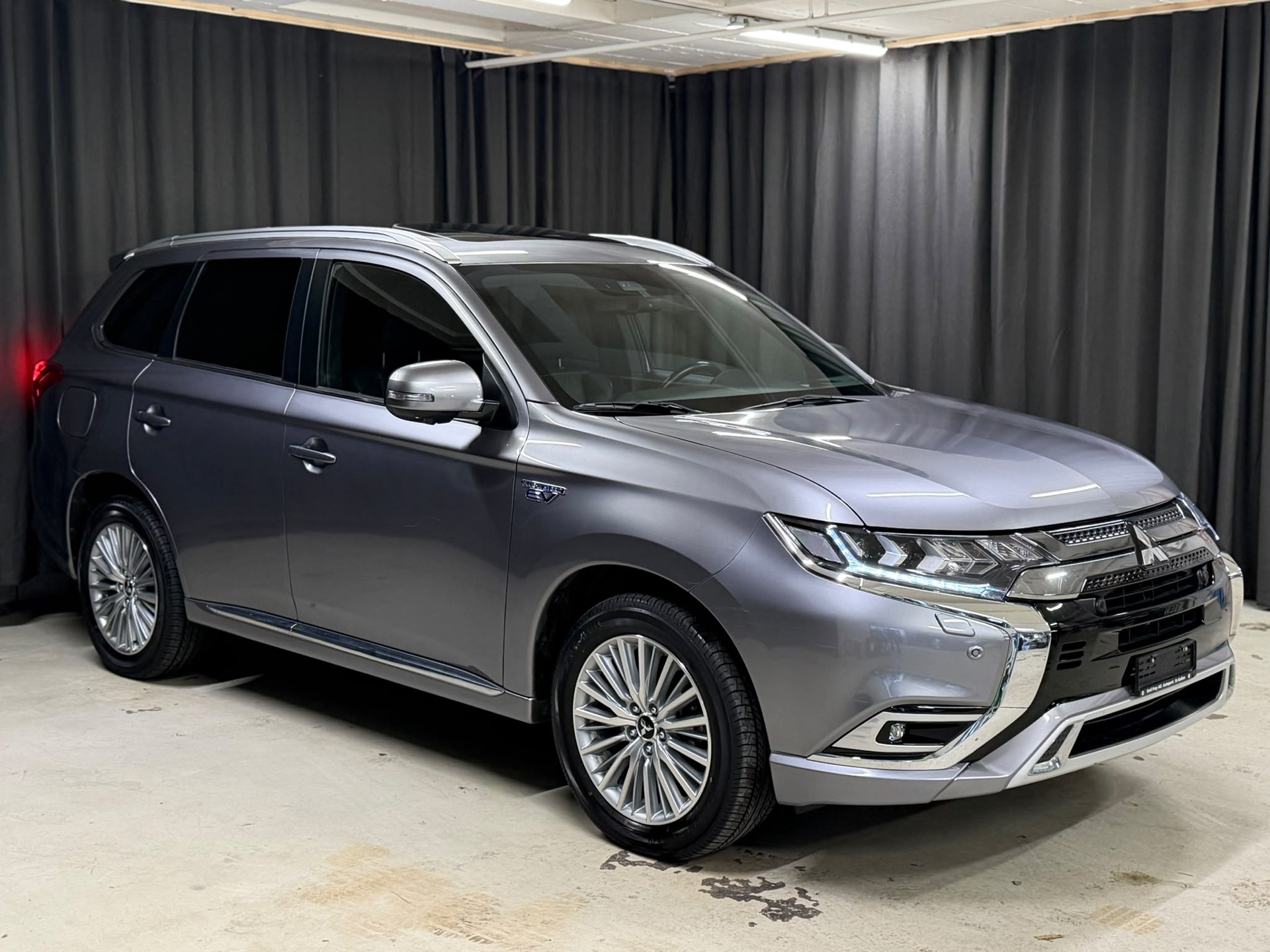 MITSUBISHI Outlander 2.4 PHEV Diamond 4WD Automatic-image-1