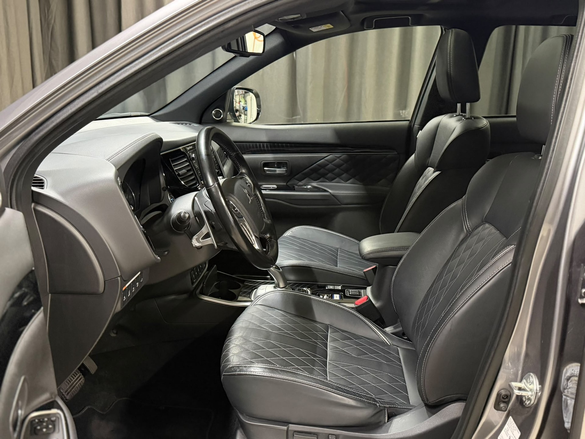 MITSUBISHI Outlander 2.4 PHEV Diamond 4WD Automatic-image-6